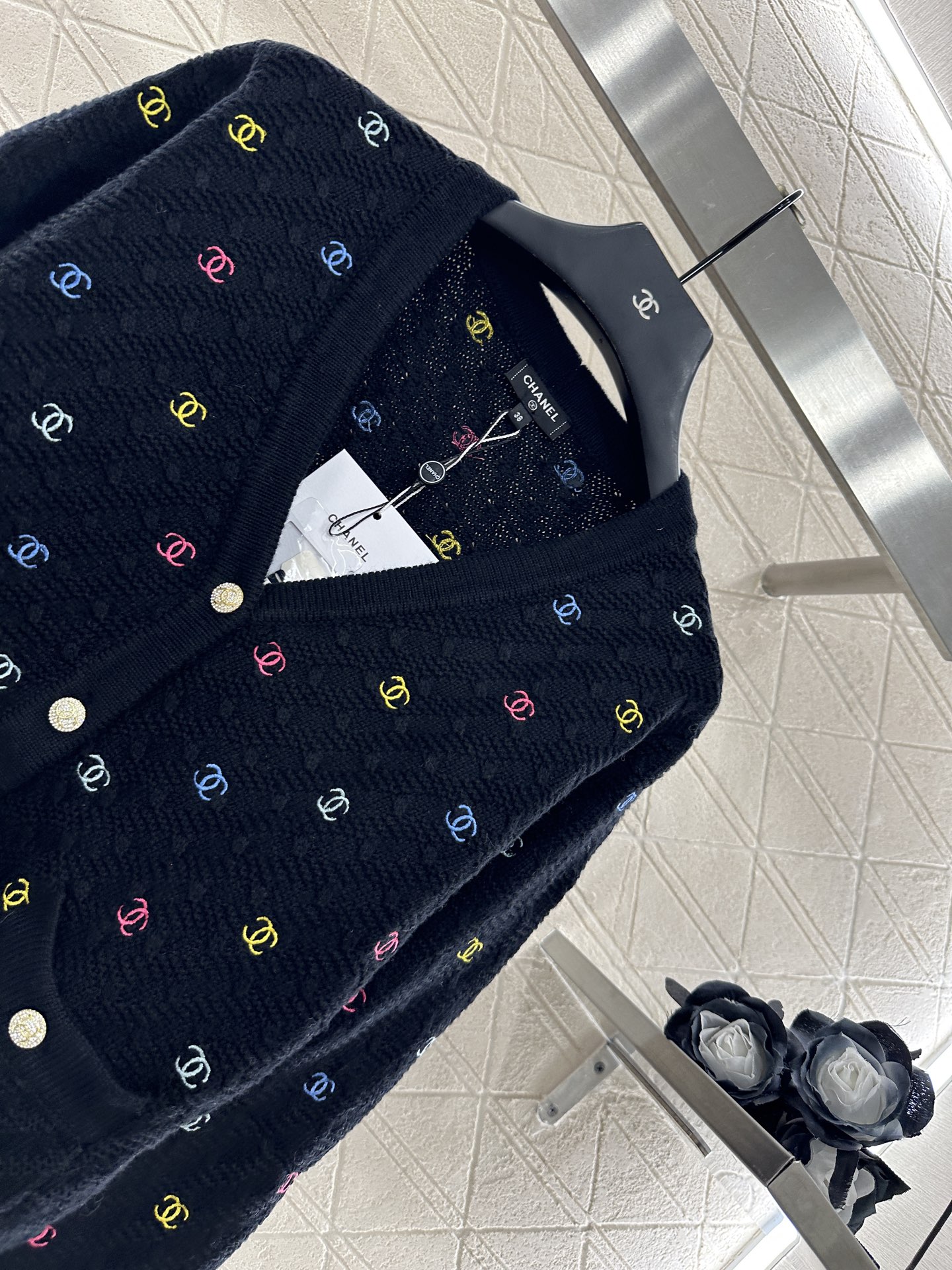 ♥Chane*♥2025新品上架
      V领刺绣针织开衫
定制YB羊毛纱线织造 质感细腻 穿搭舒适