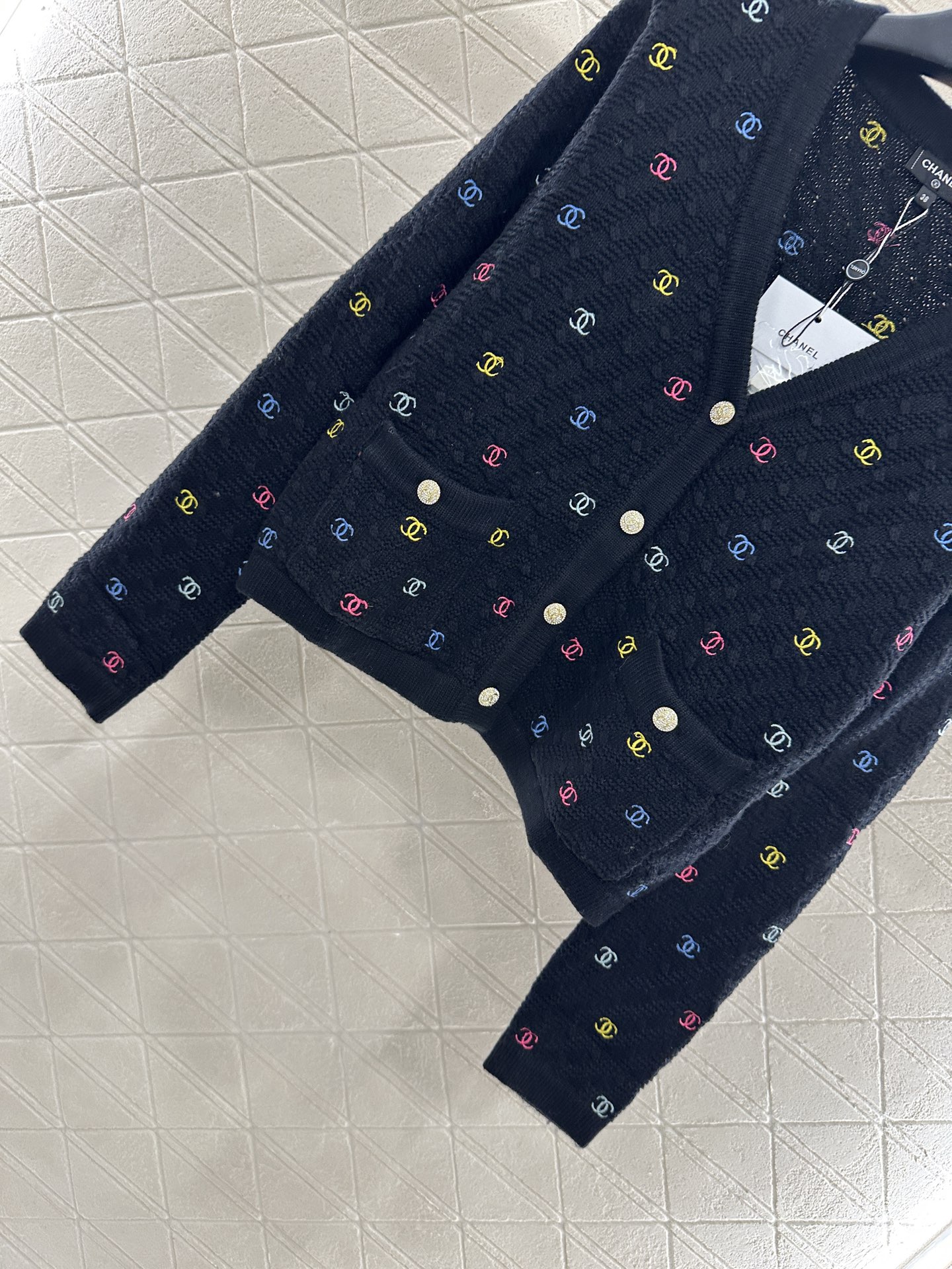 ♥Chane*♥2025新品上架
      V领刺绣针织开衫
定制YB羊毛纱线织造 质感细腻 穿搭舒适