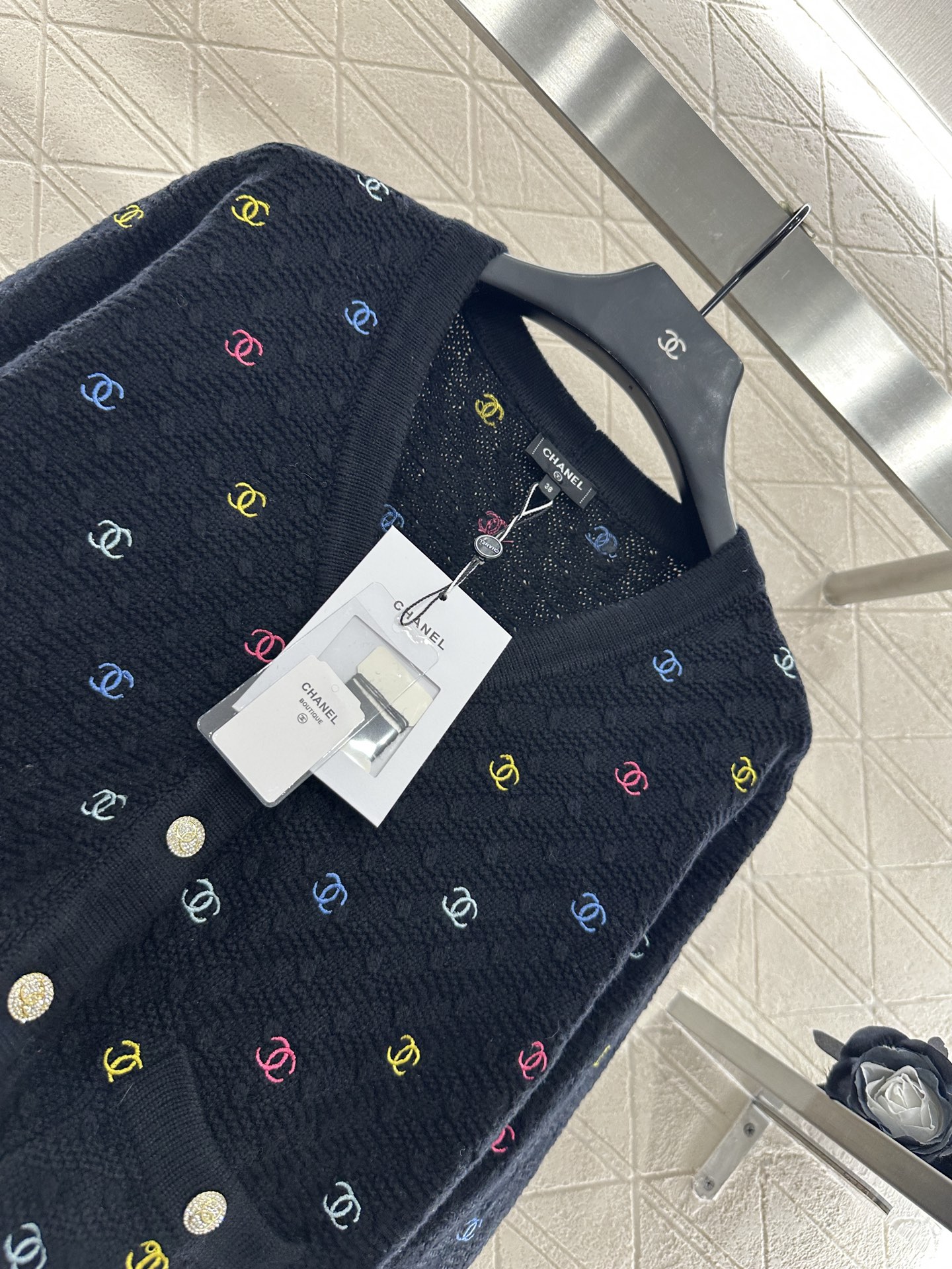 ♥Chane*♥2025新品上架
      V领刺绣针织开衫
定制YB羊毛纱线织造 质感细腻 穿搭舒适