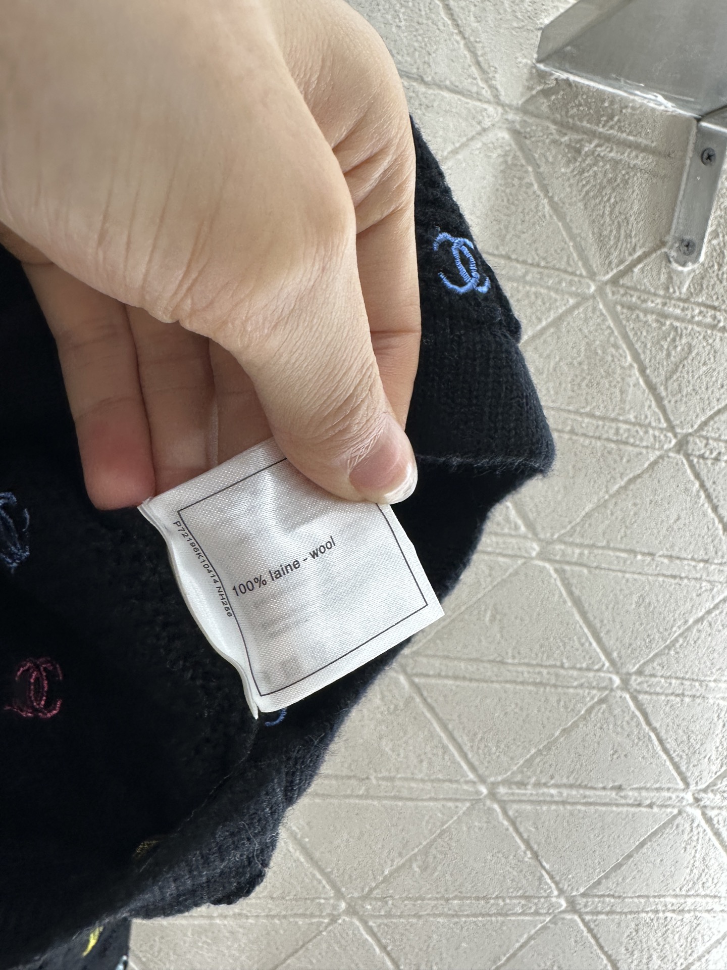 ♥Chane*♥2025新品上架
      V领刺绣针织开衫
定制YB羊毛纱线织造 质感细腻 穿搭舒适