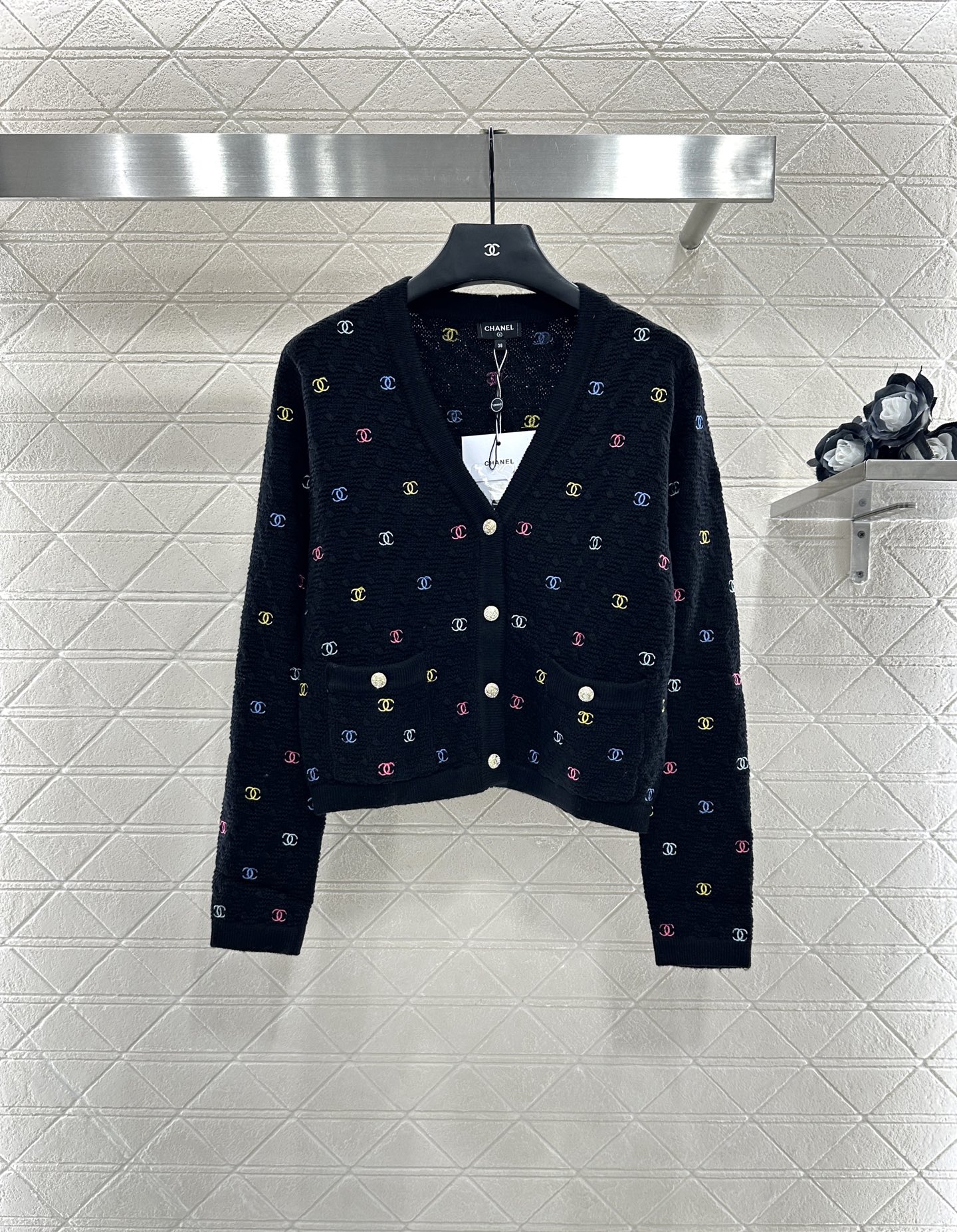 ♥Chane*♥2025新品上架
      V领刺绣针织开衫
定制YB羊毛纱线织造 质感细腻 穿搭舒适