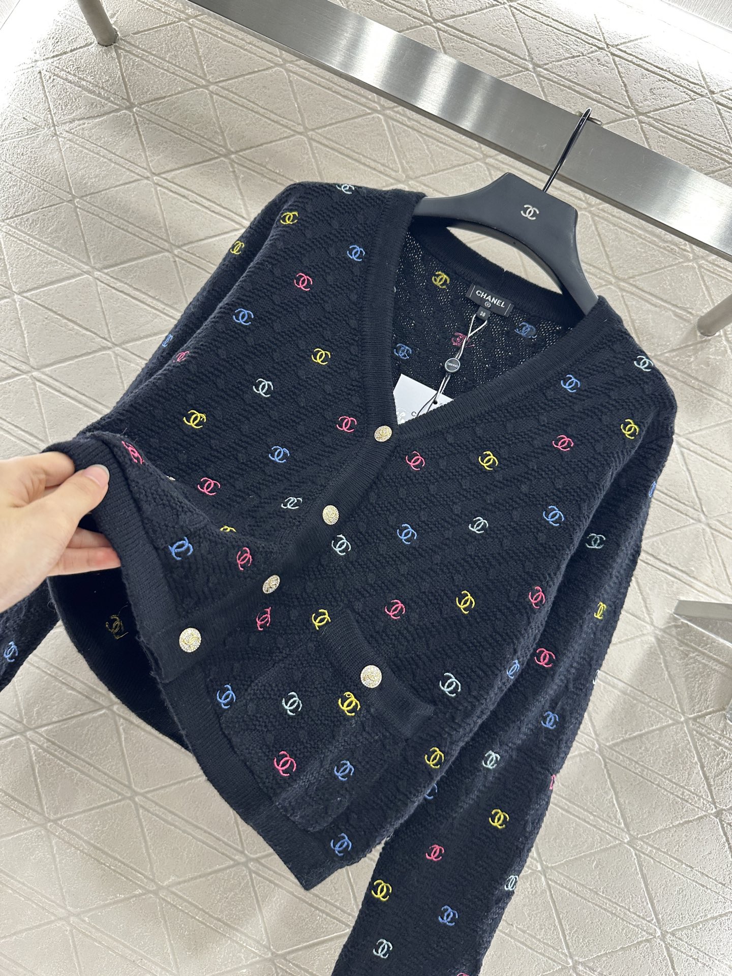 ♥Chane*♥2025新品上架
      V领刺绣针织开衫
定制YB羊毛纱线织造 质感细腻 穿搭舒适