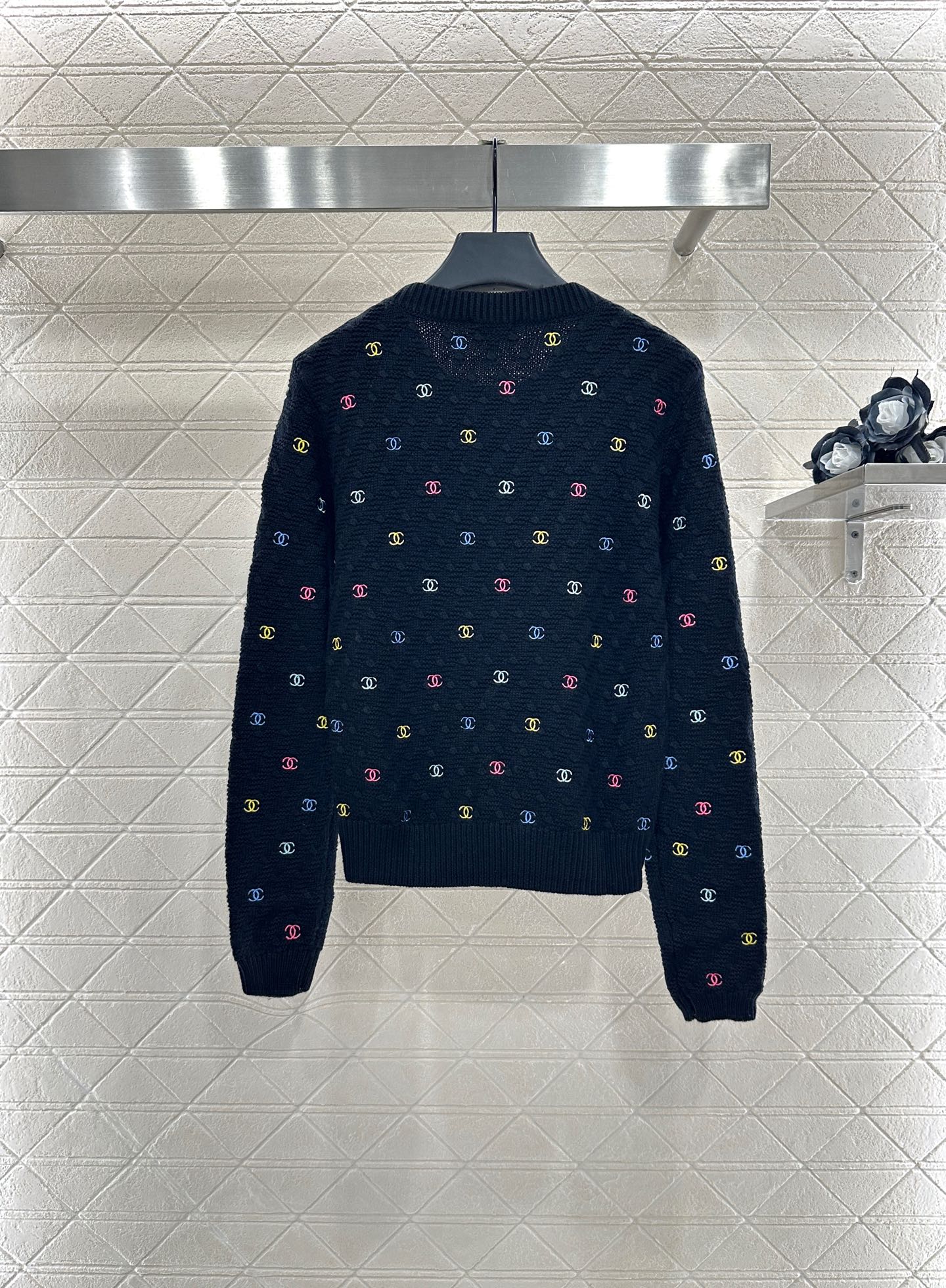 ♥Chane*♥2025新品上架
     圆领刺绣针织套头毛衣
定制YB羊毛纱线织造 质感细腻 穿搭舒