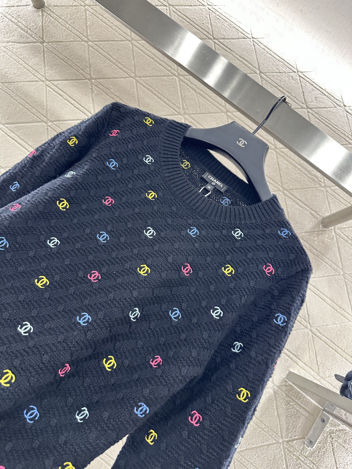 ♥Chane*♥2025新品上架
     圆领刺绣针织套头毛衣
定制YB羊毛纱线织造 质感细腻 穿搭舒