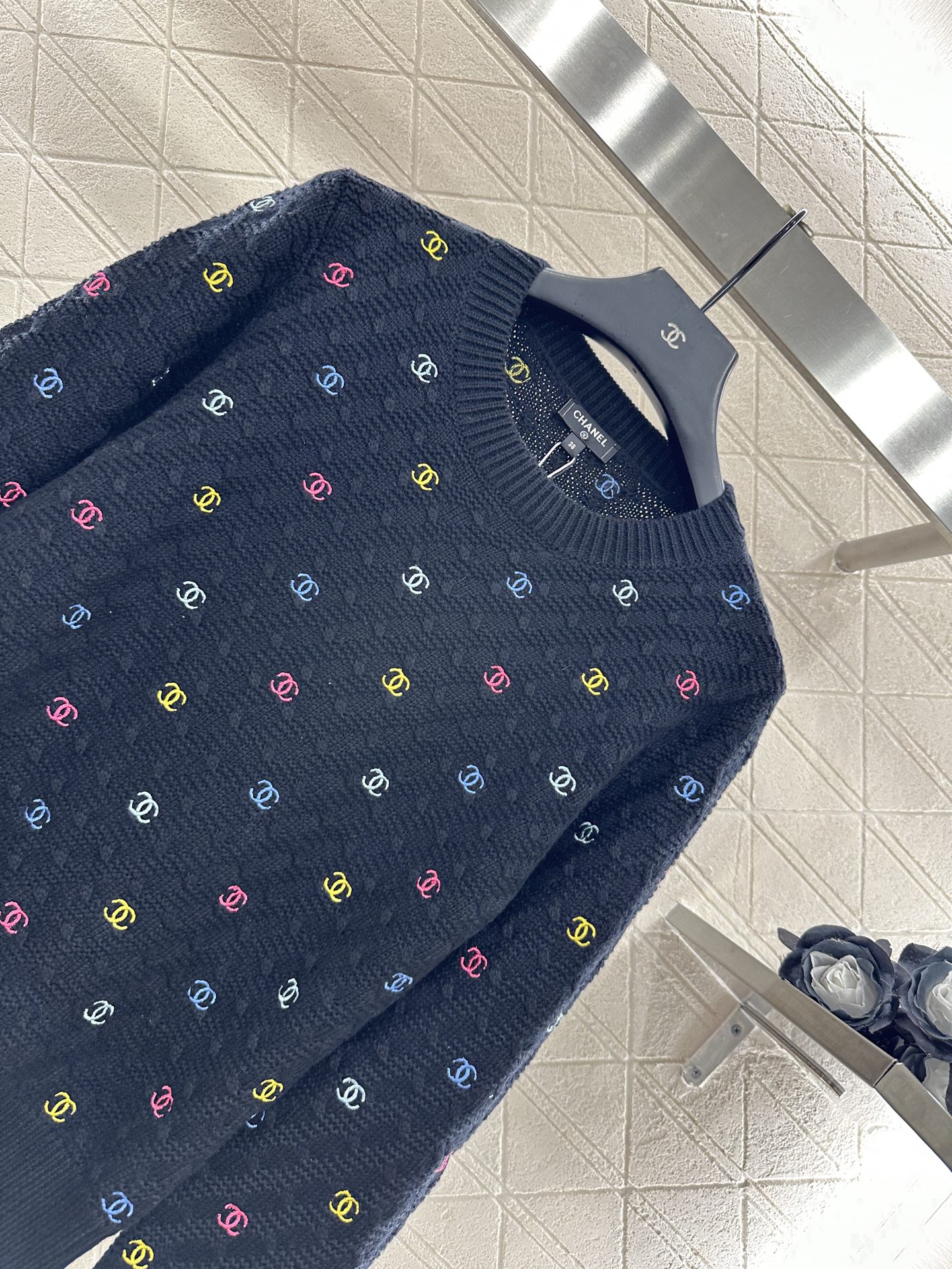 ♥Chane*♥2025新品上架
     圆领刺绣针织套头毛衣
定制YB羊毛纱线织造 质感细腻 穿搭舒