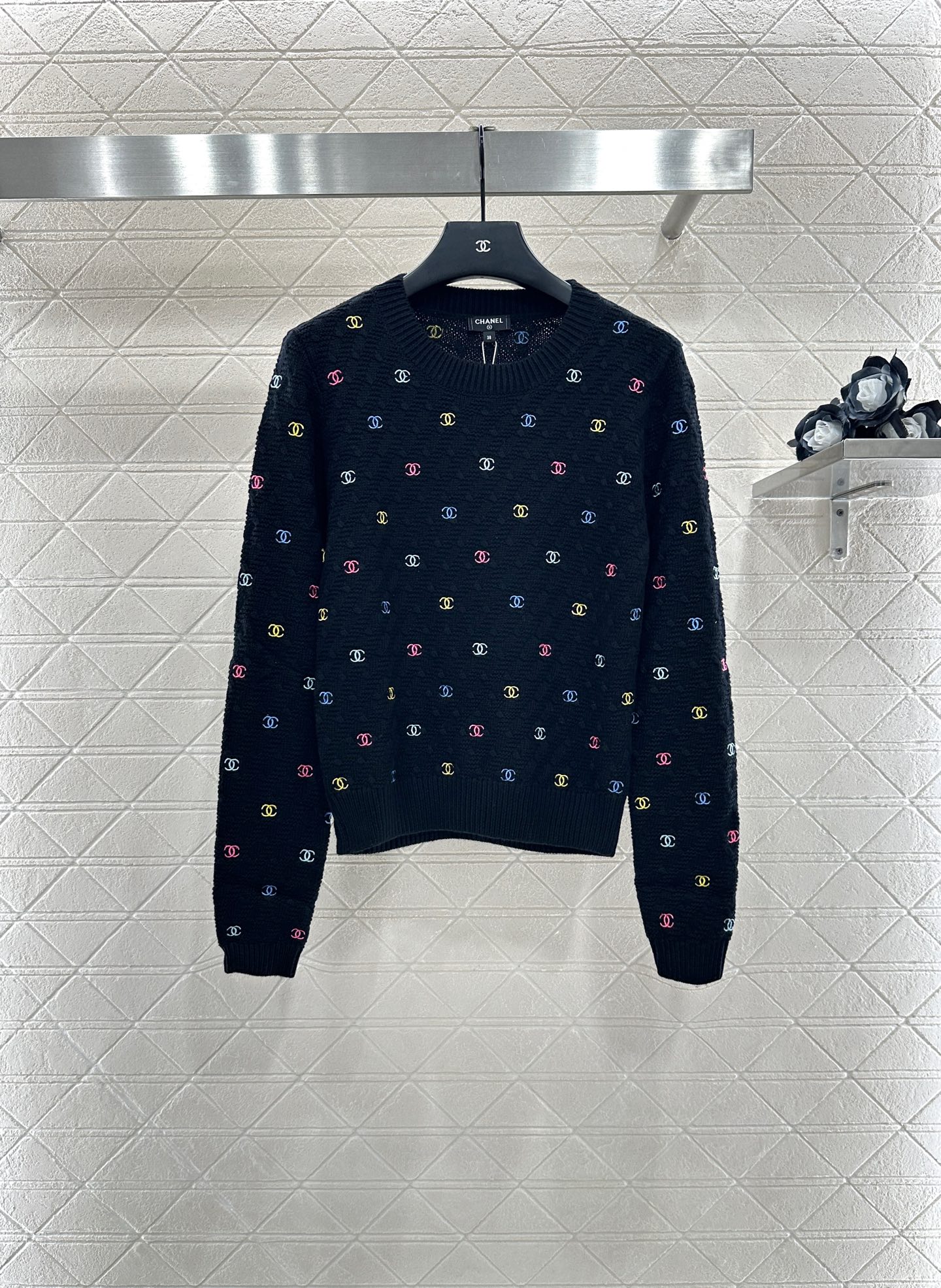 ♥Chane*♥2025新品上架
     圆领刺绣针织套头毛衣
定制YB羊毛纱线织造 质感细腻 穿搭舒