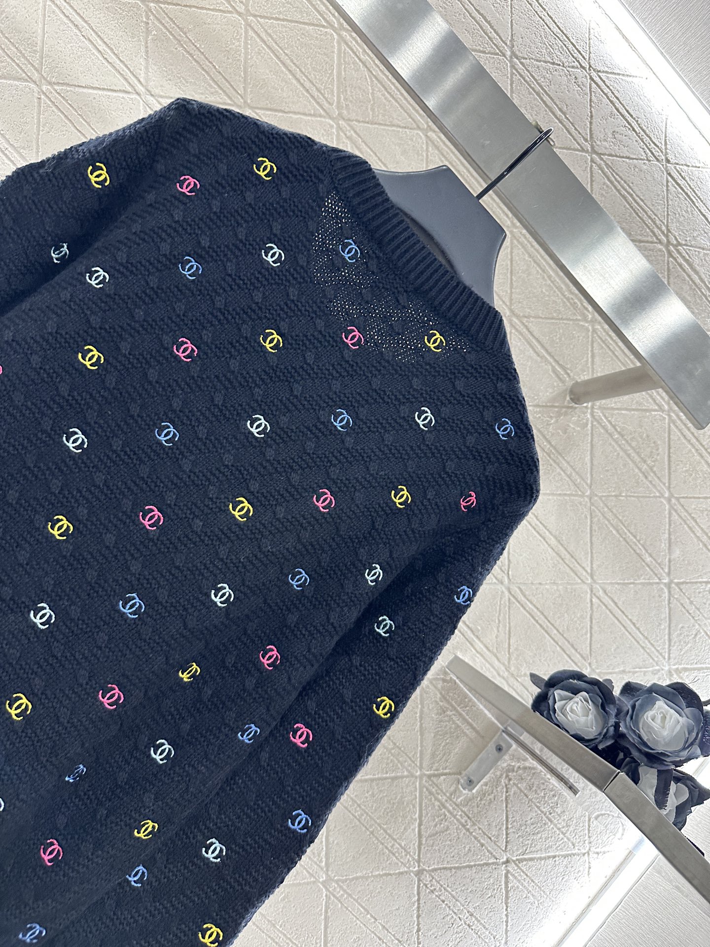 ♥Chane*♥2025新品上架
     圆领刺绣针织套头毛衣
定制YB羊毛纱线织造 质感细腻 穿搭舒