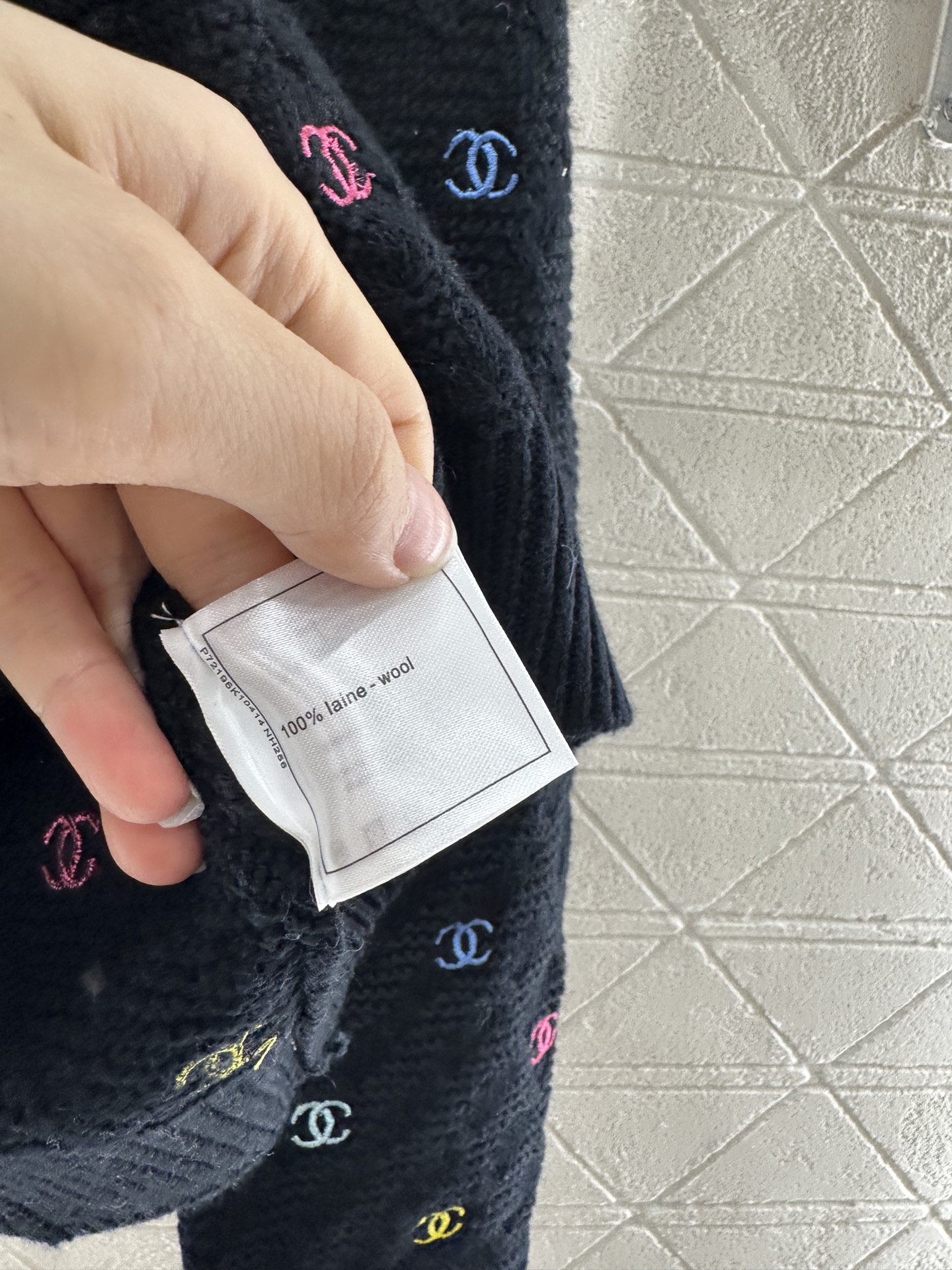 ♥Chane*♥2025新品上架
     圆领刺绣针织套头毛衣
定制YB羊毛纱线织造 质感细腻 穿搭舒