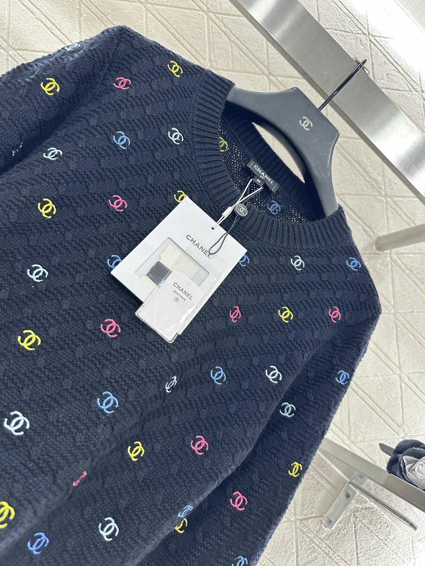 ♥Chane*♥2025新品上架
     圆领刺绣针织套头毛衣
定制YB羊毛纱线织造 质感细腻 穿搭舒