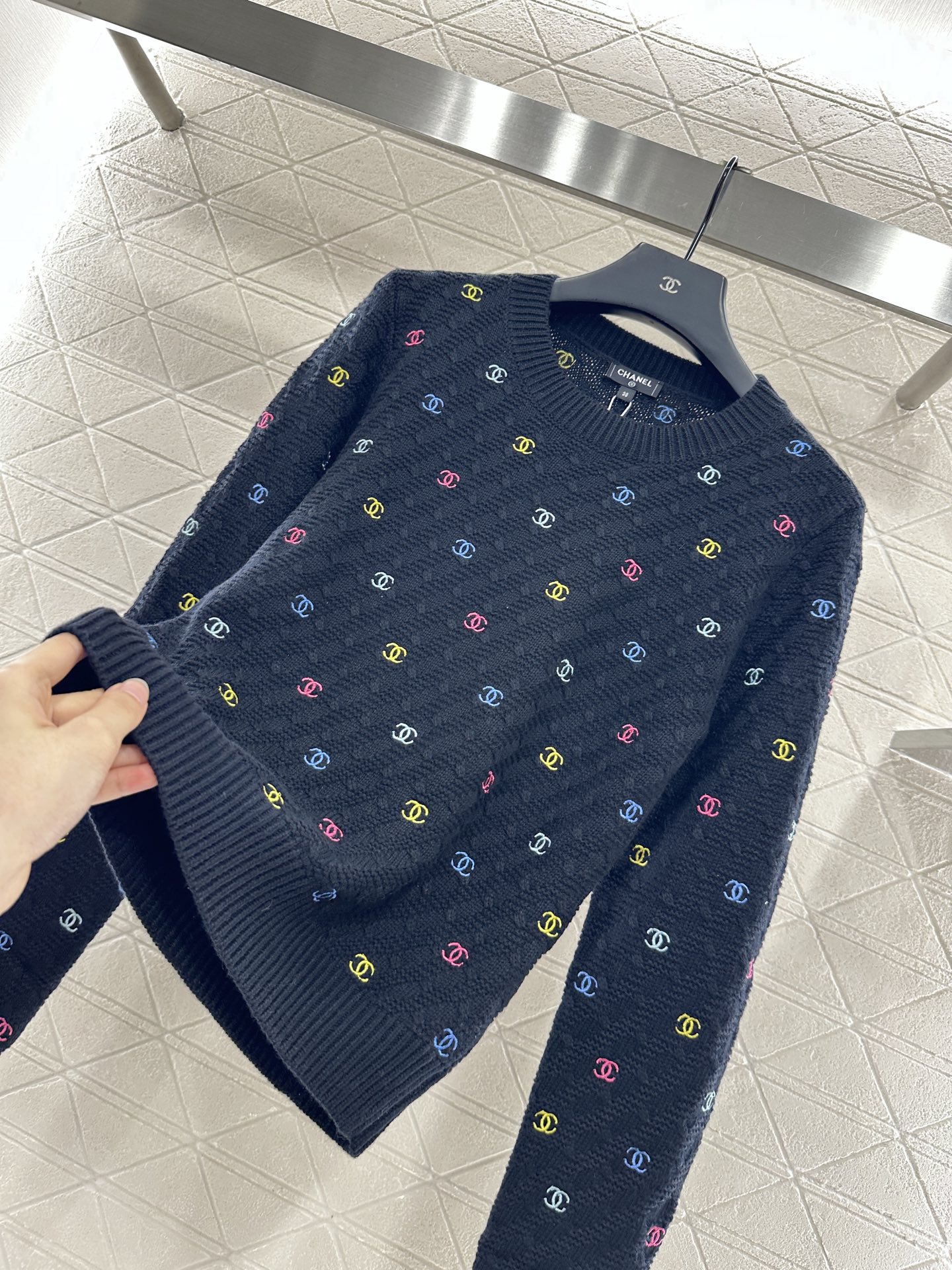 ♥Chane*♥2025新品上架
     圆领刺绣针织套头毛衣
定制YB羊毛纱线织造 质感细腻 穿搭舒