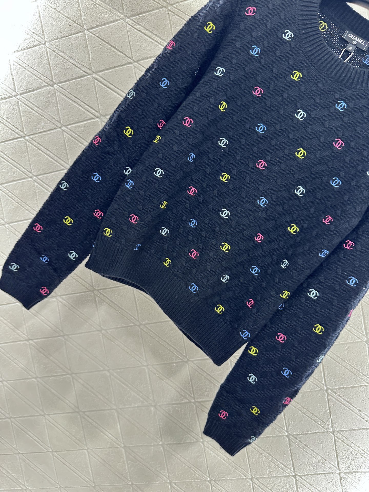 ♥Chane*♥2025新品上架
     圆领刺绣针织套头毛衣
定制YB羊毛纱线织造 质感细腻 穿搭舒