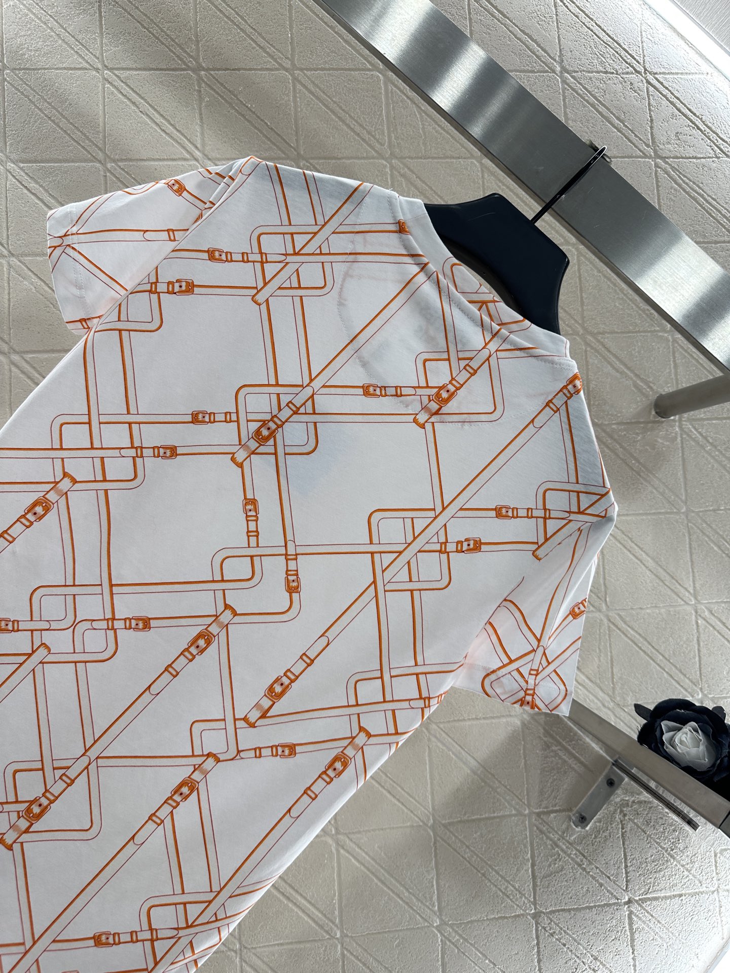 ♥Herme*♥2025新品上架
     圆领链扣印花𝑇𝑒𝑒
定制YB丝光全棉材质 透气舒适 质感十足