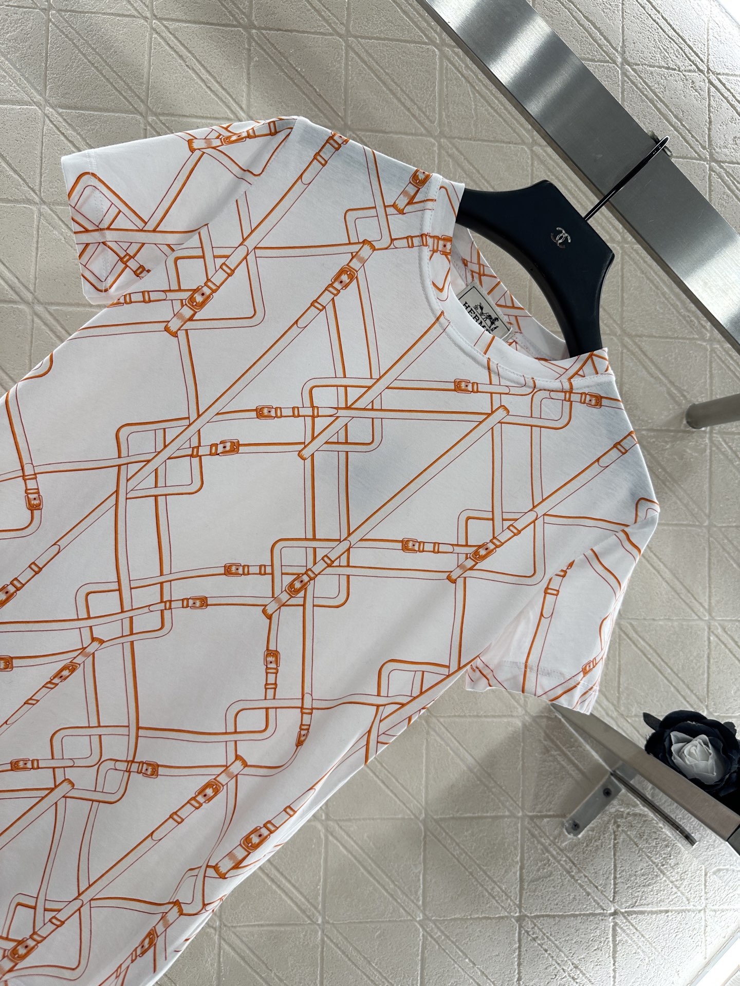 ♥Herme*♥2025新品上架
     圆领链扣印花𝑇𝑒𝑒
定制YB丝光全棉材质 透气舒适 质感十足