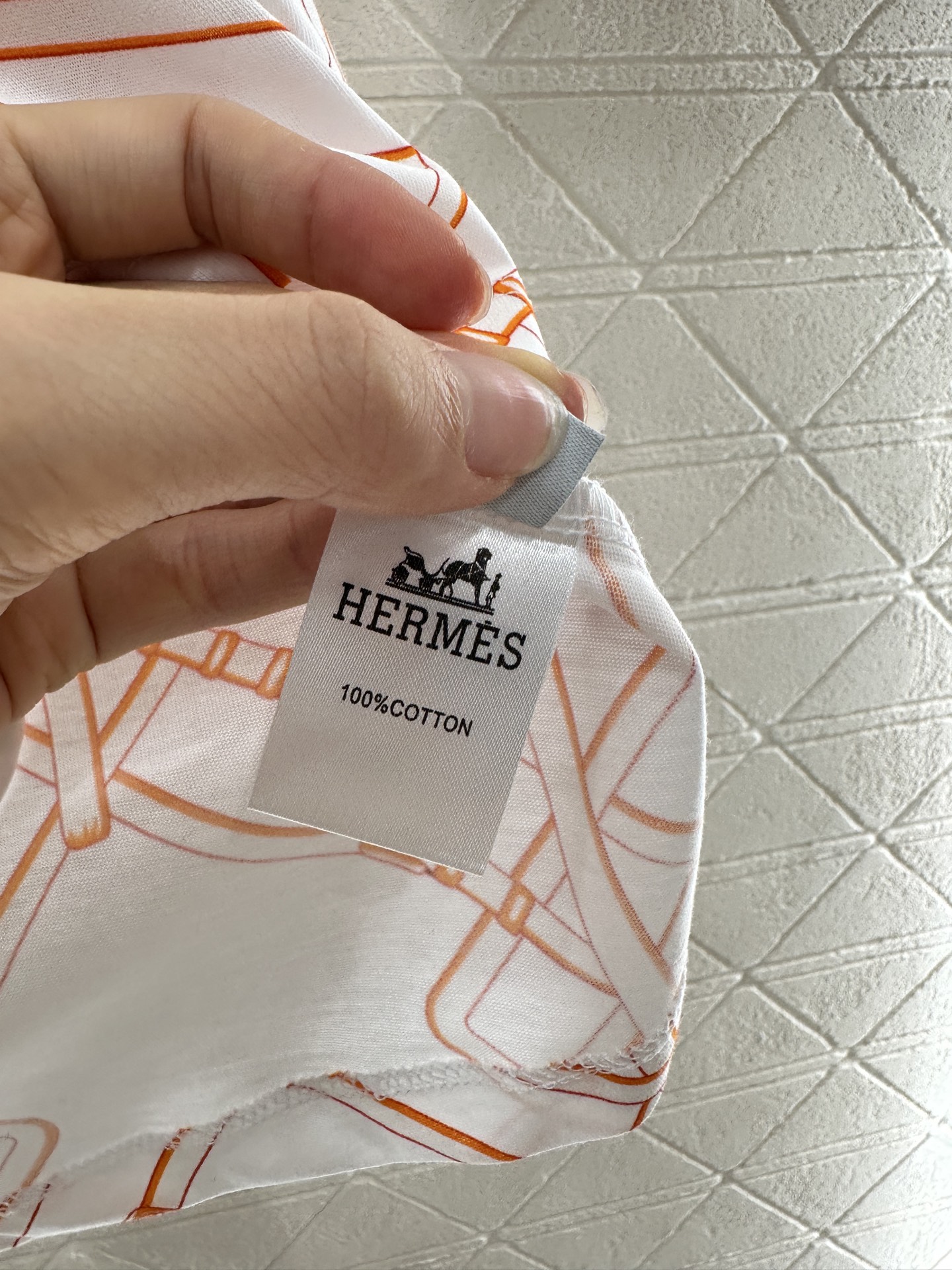 ♥Herme*♥2025新品上架
     圆领链扣印花𝑇𝑒𝑒
定制YB丝光全棉材质 透气舒适 质感十足