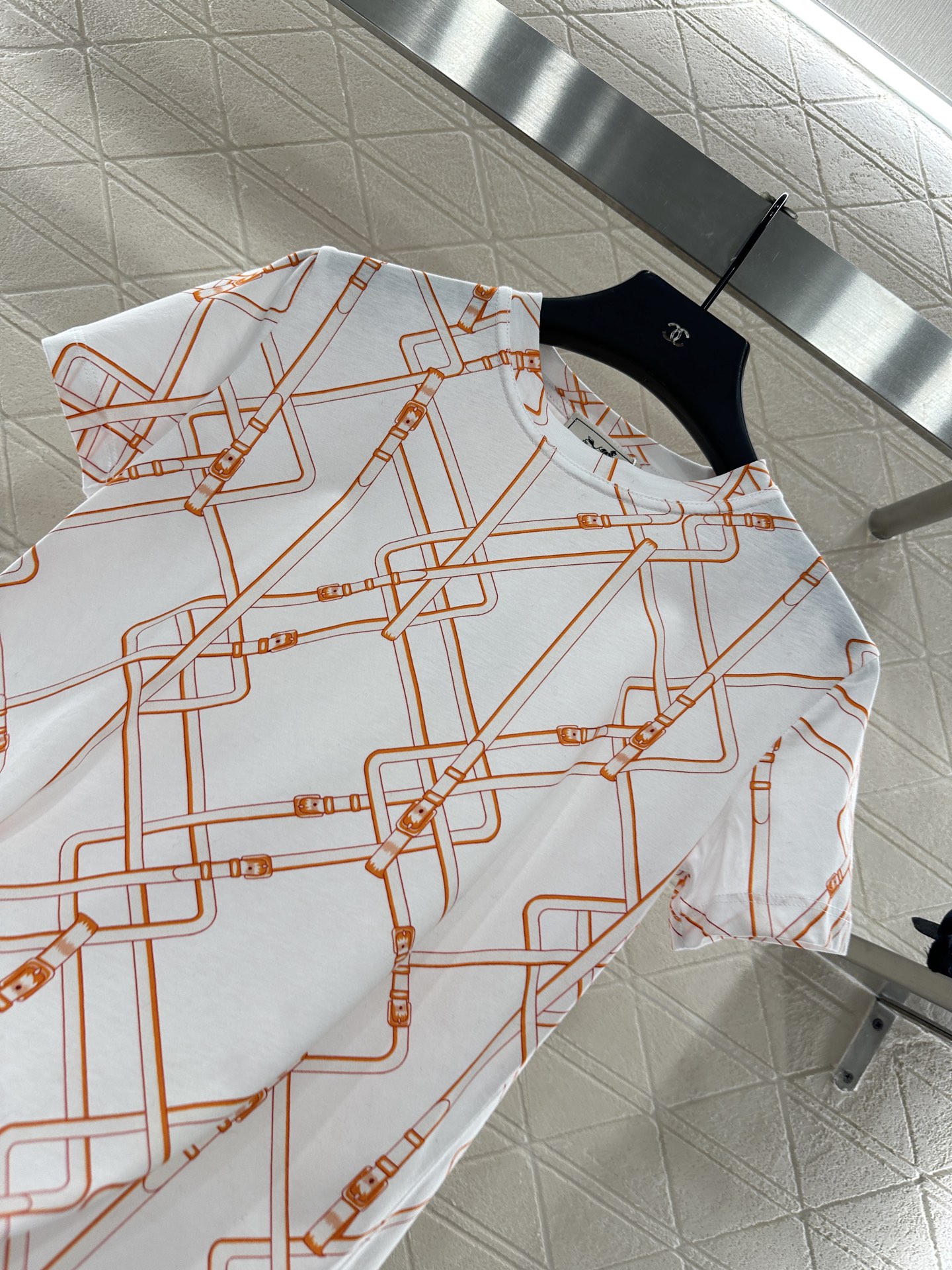 ♥Herme*♥2025新品上架
     圆领链扣印花𝑇𝑒𝑒
定制YB丝光全棉材质 透气舒适 质感十足