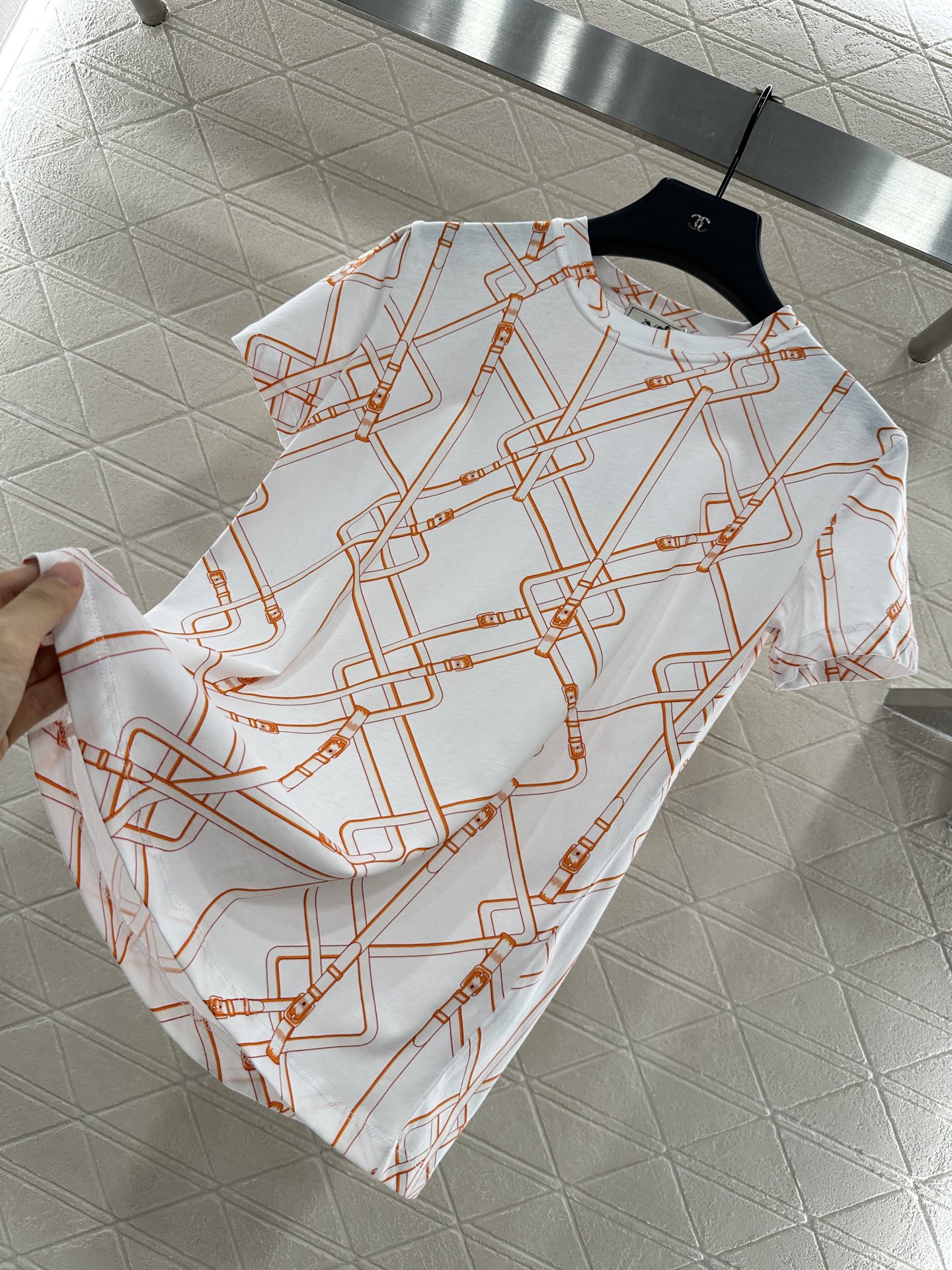 ♥Herme*♥2025新品上架
     圆领链扣印花𝑇𝑒𝑒
定制YB丝光全棉材质 透气舒适 质感十足