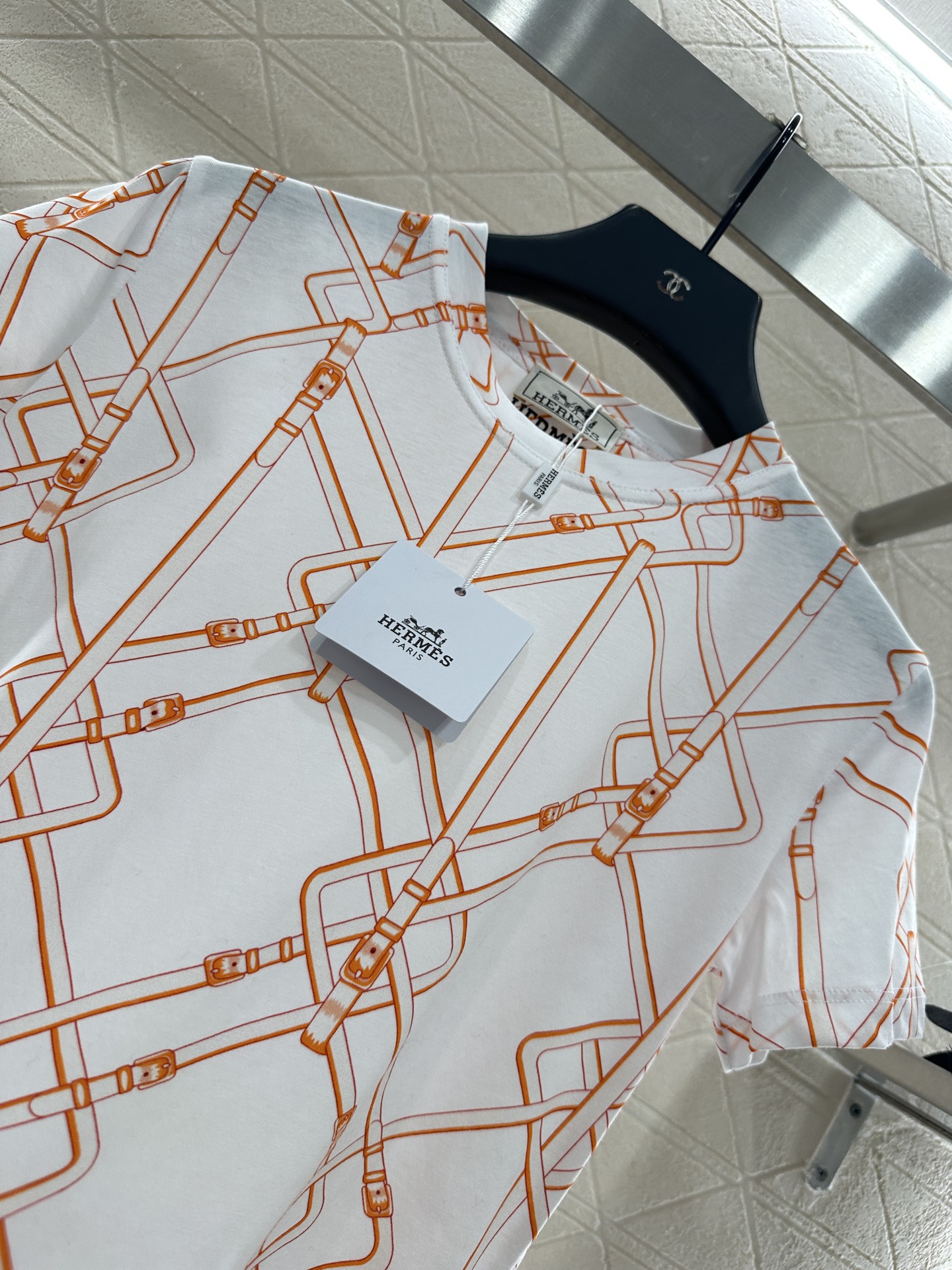 ♥Herme*♥2025新品上架
     圆领链扣印花𝑇𝑒𝑒
定制YB丝光全棉材质 透气舒适 质感十足