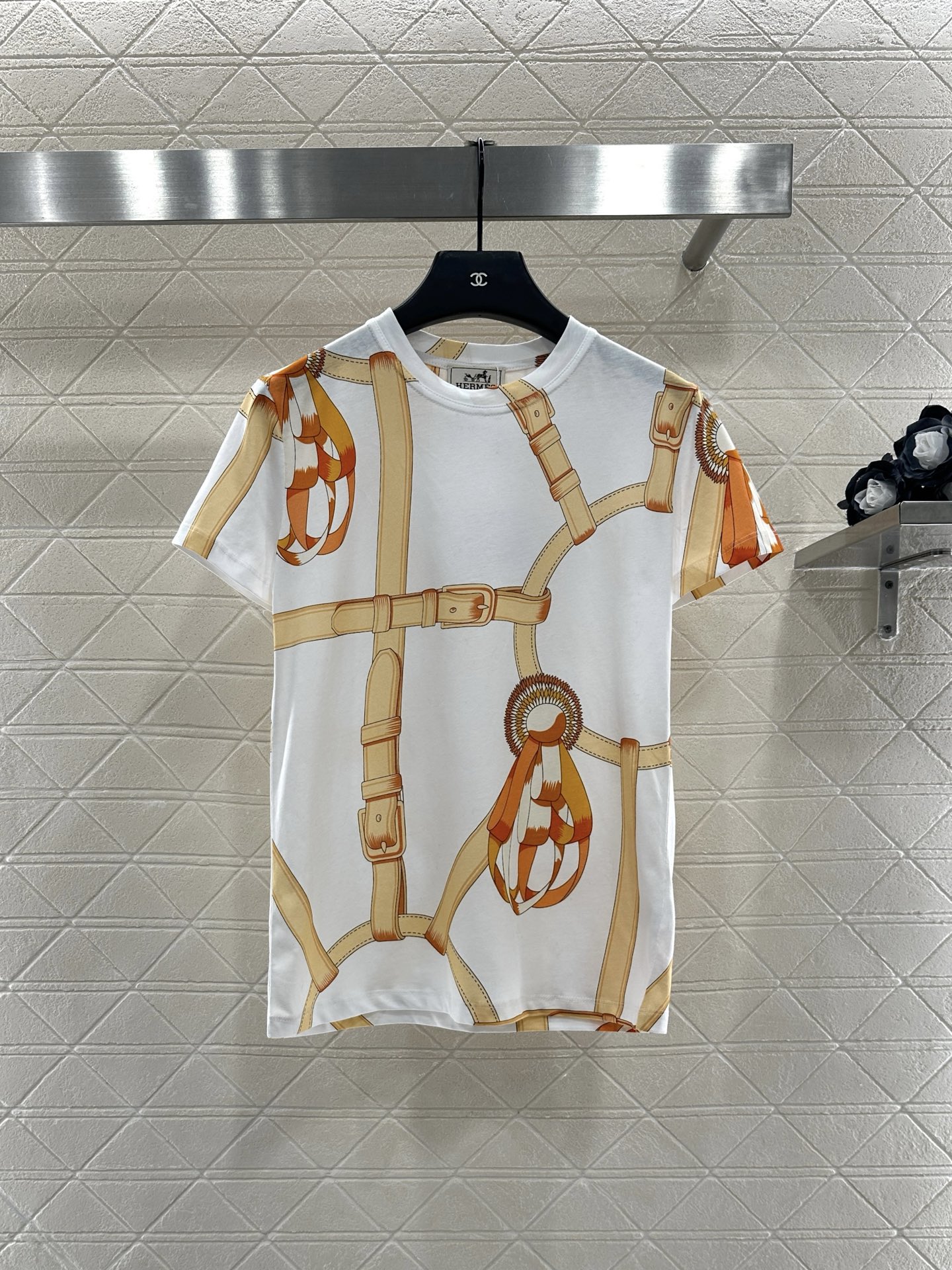 ♥Herme*♥2025新品上架
     圆领链扣印花𝑇𝑒𝑒
定制YB丝光全棉材质 透气舒适 质感十足