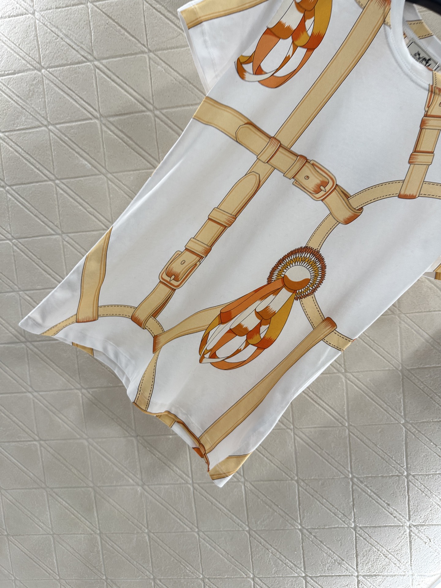 ♥Herme*♥2025新品上架
     圆领链扣印花𝑇𝑒𝑒
定制YB丝光全棉材质 透气舒适 质感十足