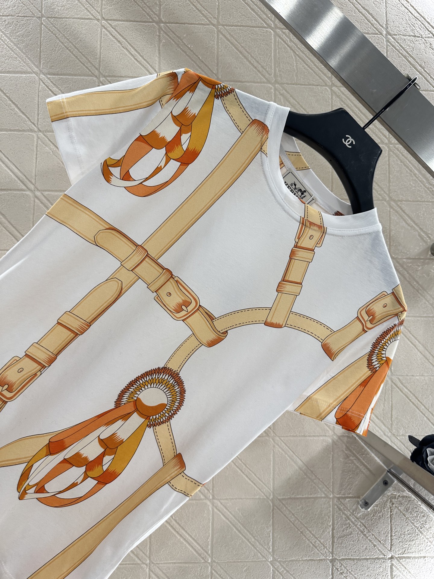 ♥Herme*♥2025新品上架
     圆领链扣印花𝑇𝑒𝑒
定制YB丝光全棉材质 透气舒适 质感十足