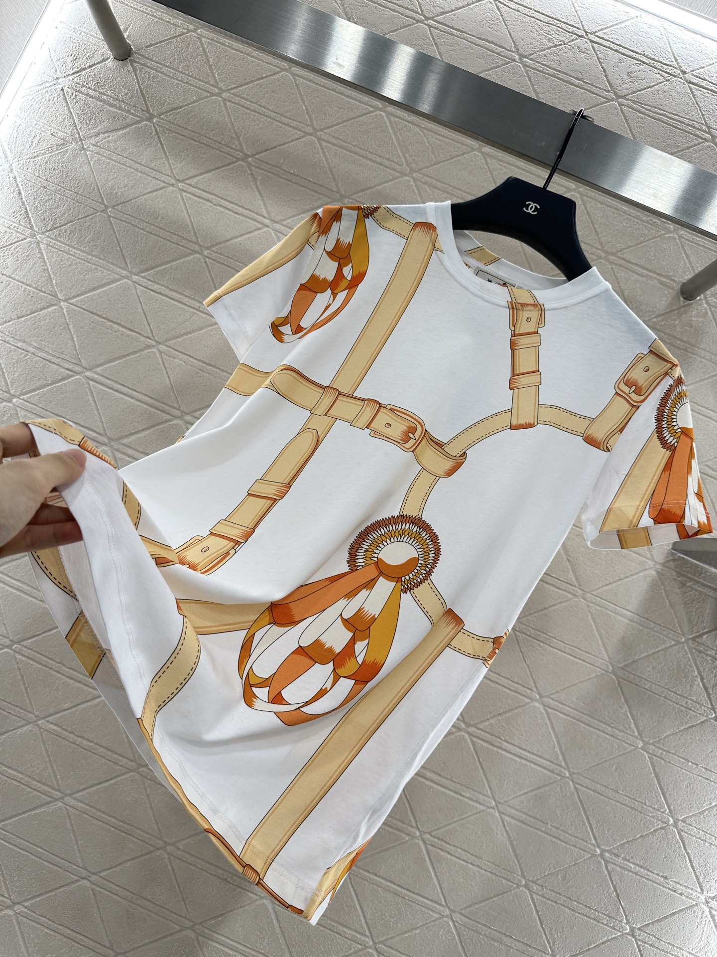 ♥Herme*♥2025新品上架
     圆领链扣印花𝑇𝑒𝑒
定制YB丝光全棉材质 透气舒适 质感十足