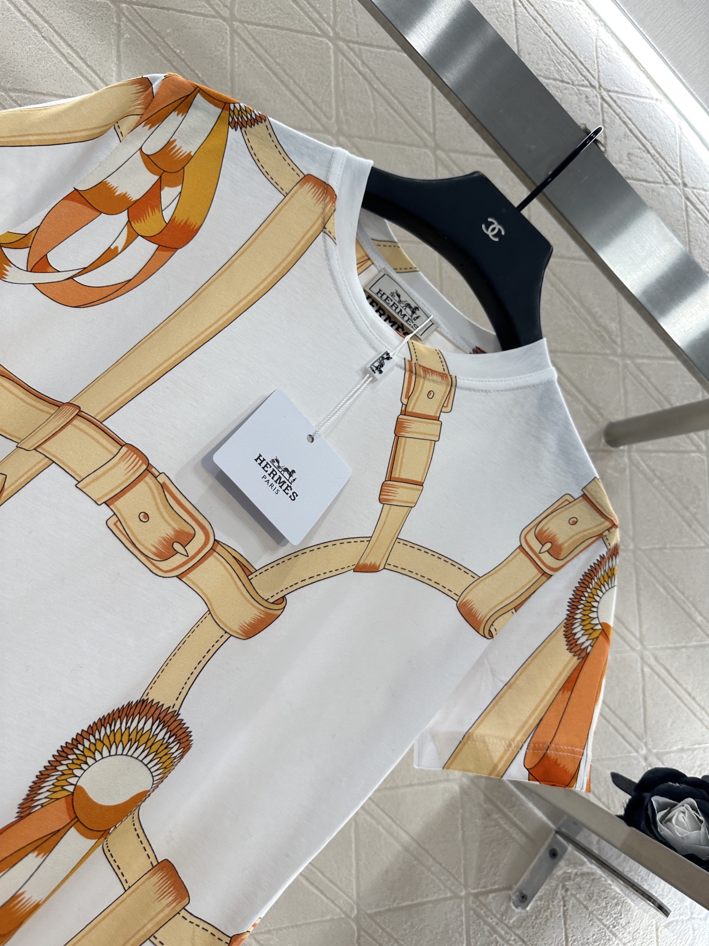 ♥Herme*♥2025新品上架
     圆领链扣印花𝑇𝑒𝑒
定制YB丝光全棉材质 透气舒适 质感十足