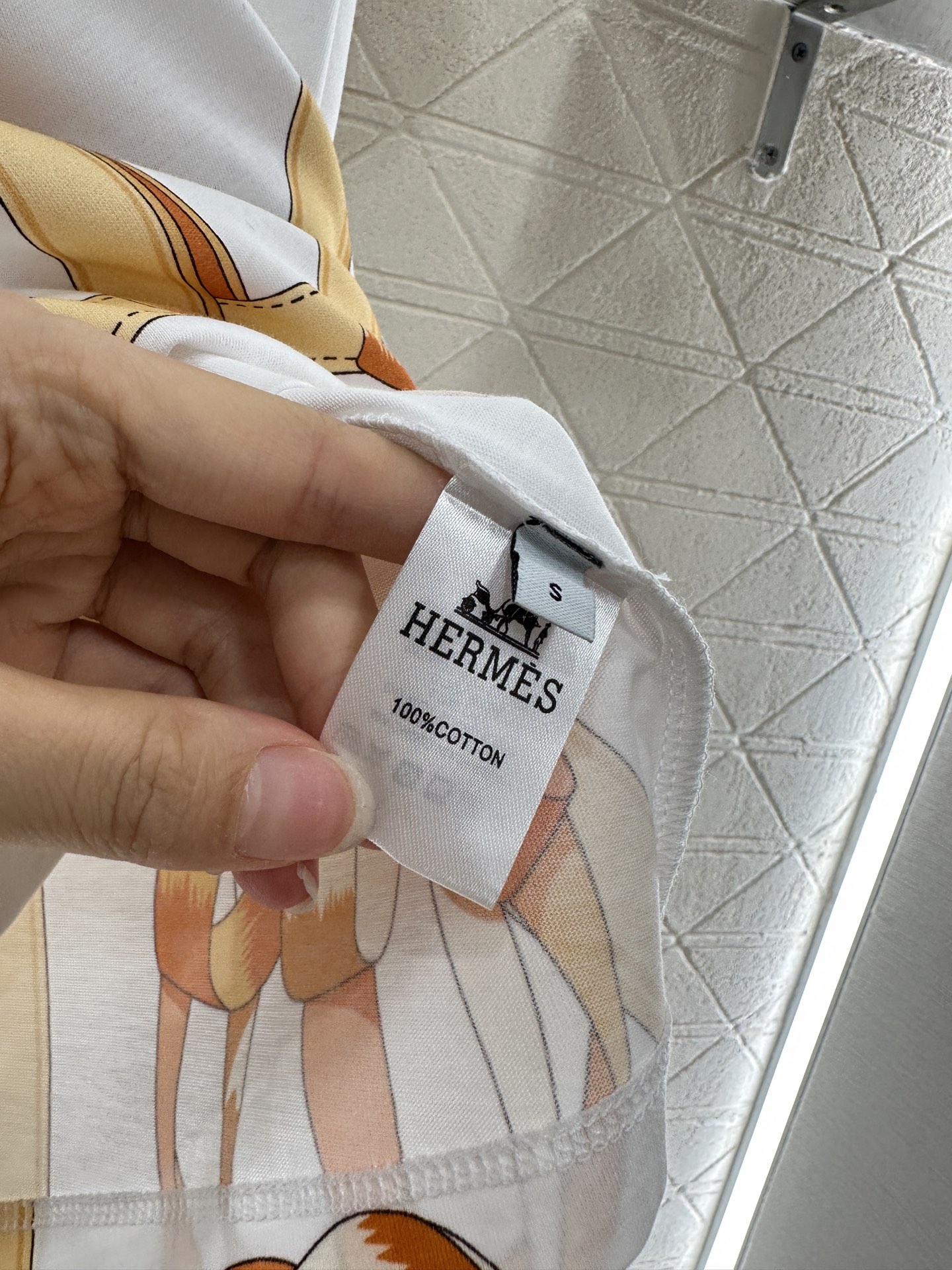 ♥Herme*♥2025新品上架
     圆领链扣印花𝑇𝑒𝑒
定制YB丝光全棉材质 透气舒适 质感十足