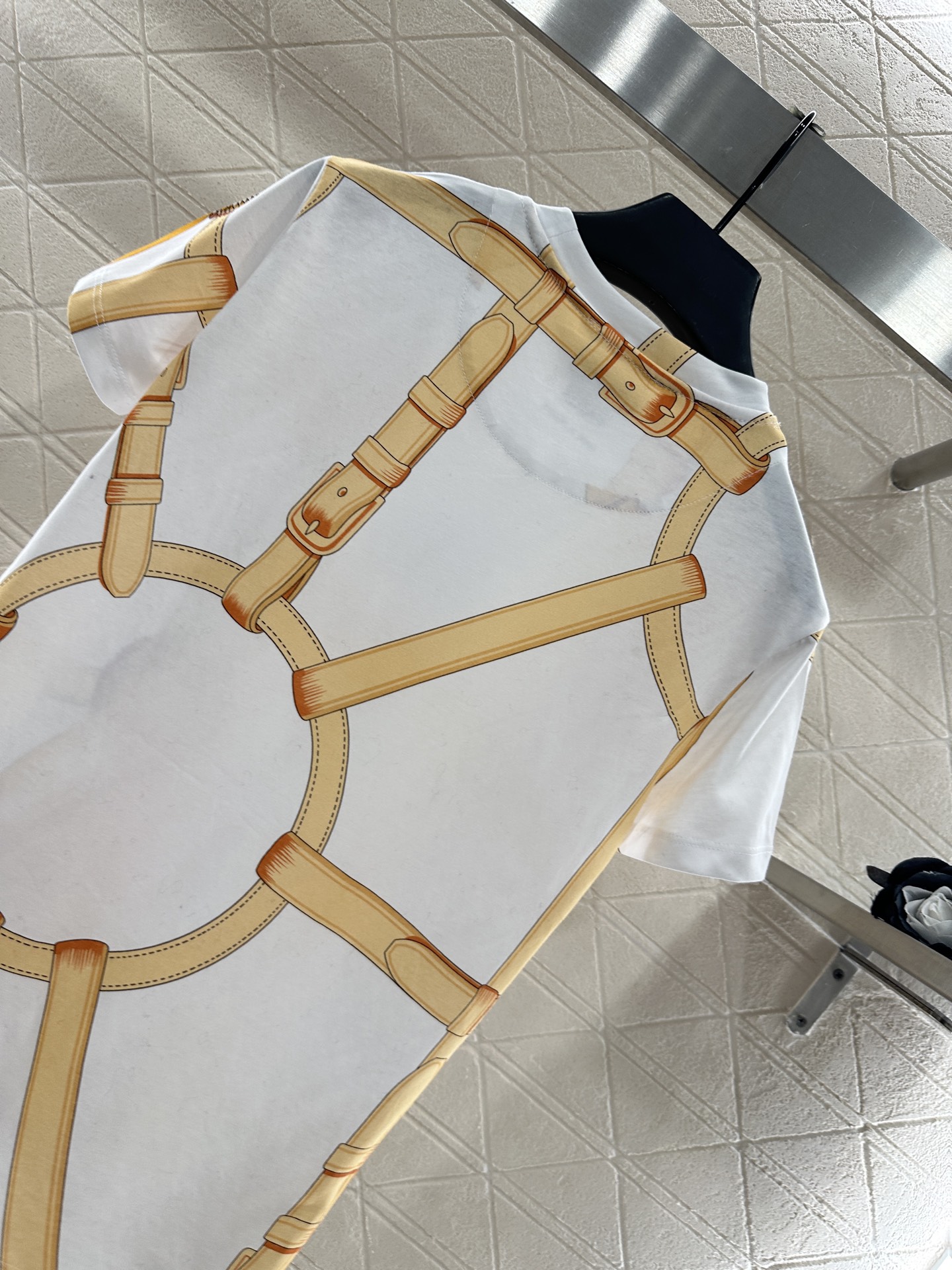 ♥Herme*♥2025新品上架
     圆领链扣印花𝑇𝑒𝑒
定制YB丝光全棉材质 透气舒适 质感十足