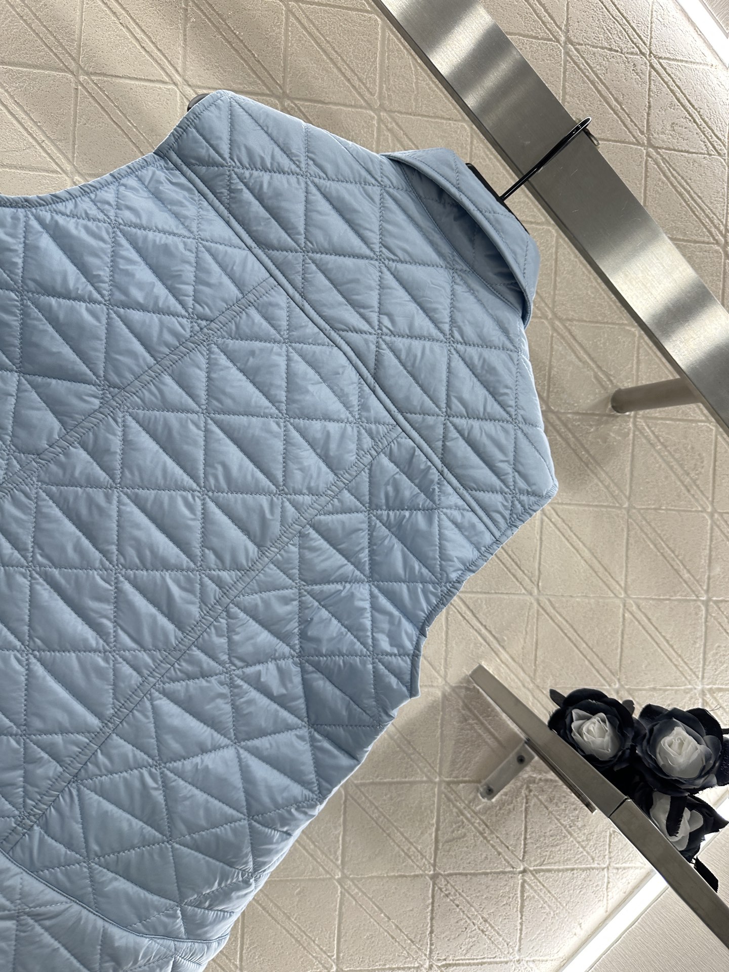 ♥Moncle*♥2025新品上架
     A摆藤格纹棉服马甲
定制YB防风防水尼龙材质 羽绒棉填充内