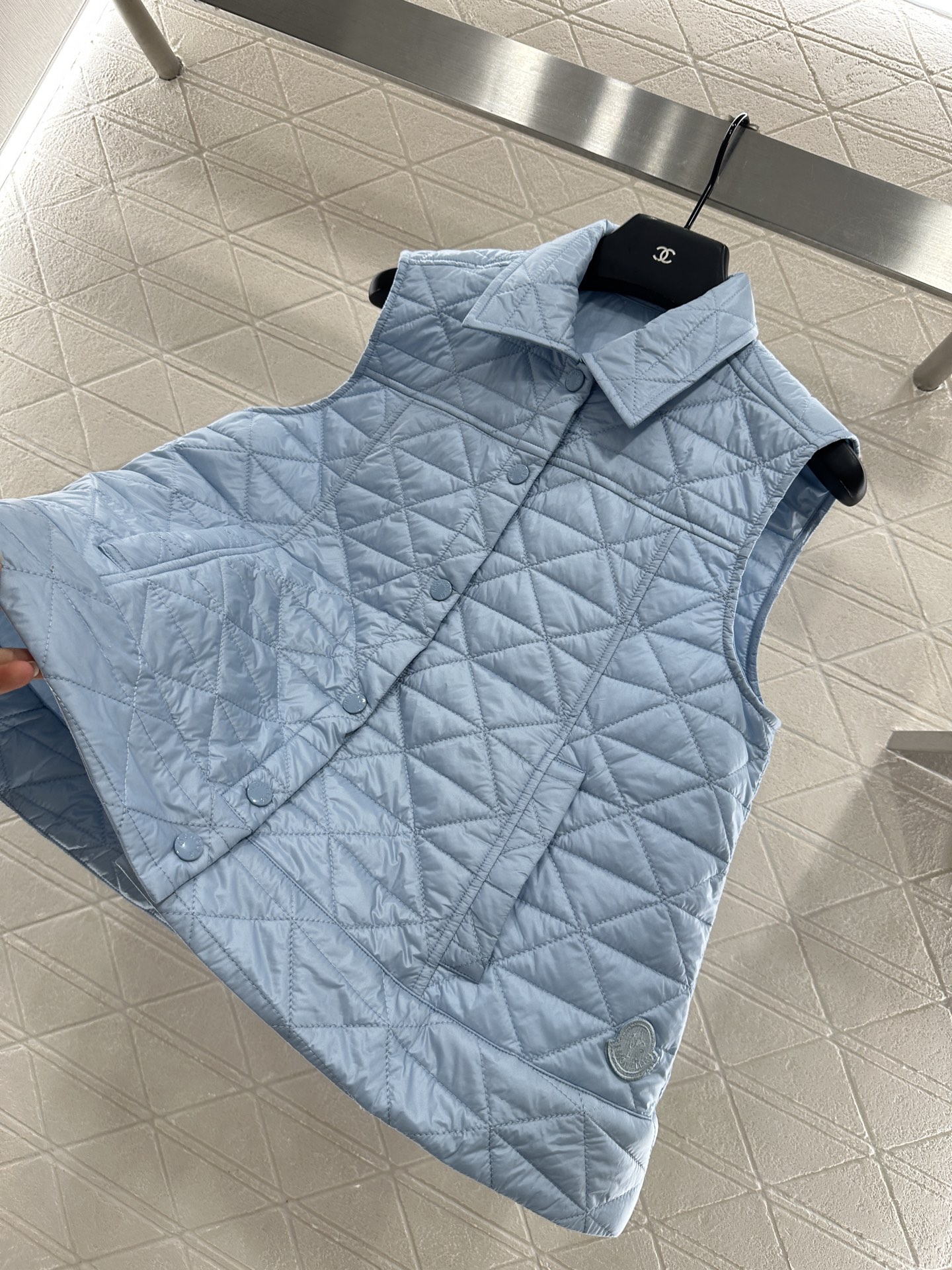 ♥Moncle*♥2025新品上架
     A摆藤格纹棉服马甲
定制YB防风防水尼龙材质 羽绒棉填充内