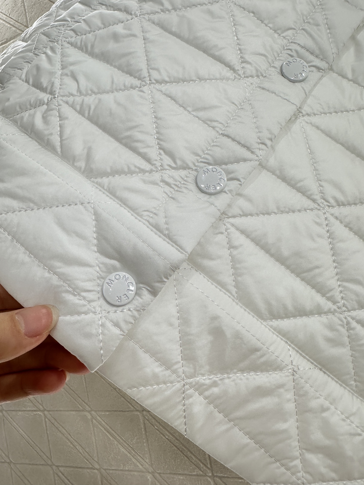♥Moncle*♥2025新品上架
     A摆藤格纹棉服马甲
定制YB防风防水尼龙材质 羽绒棉填充内