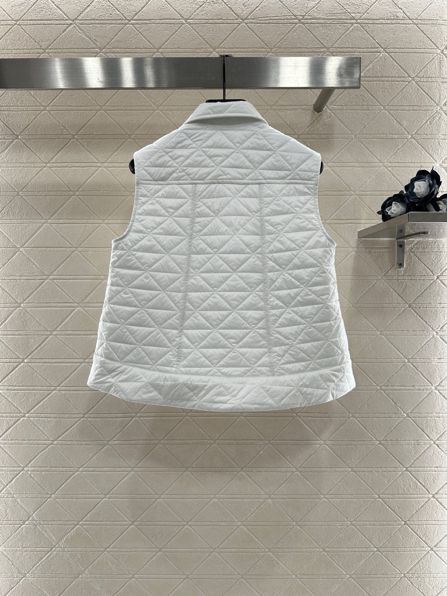 ♥Moncle*♥2025新品上架
     A摆藤格纹棉服马甲
定制YB防风防水尼龙材质 羽绒棉填充内