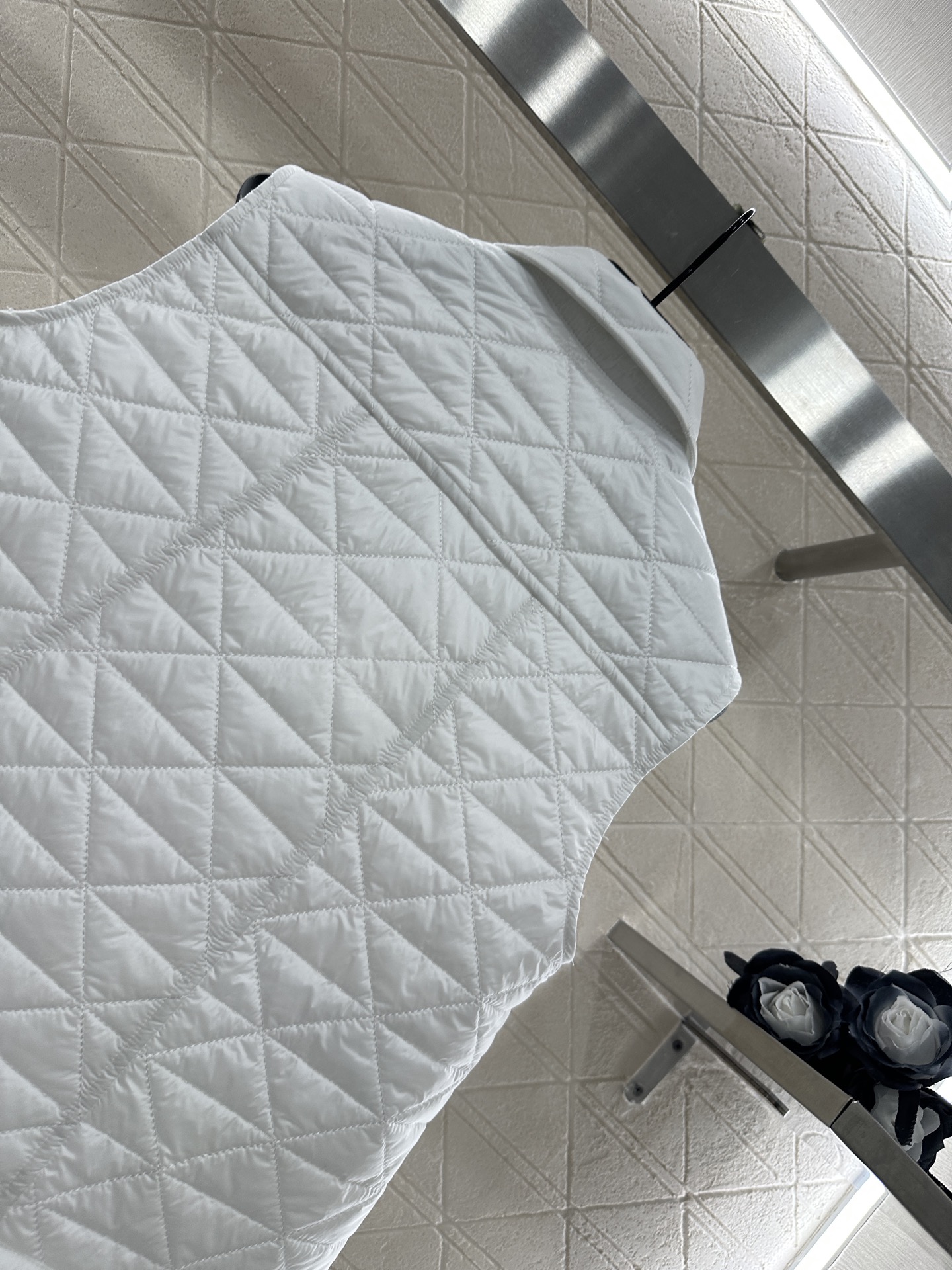 ♥Moncle*♥2025新品上架
     A摆藤格纹棉服马甲
定制YB防风防水尼龙材质 羽绒棉填充内