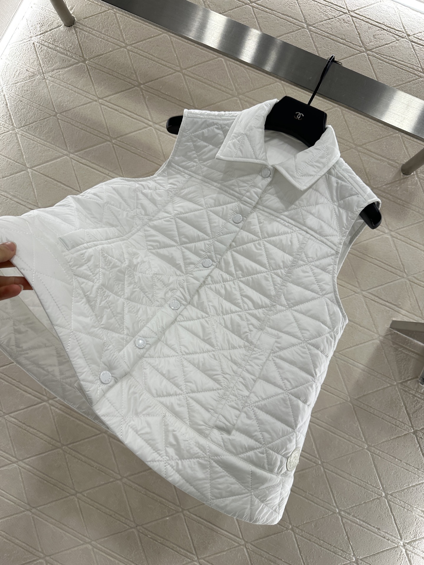 ♥Moncle*♥2025新品上架
     A摆藤格纹棉服马甲
定制YB防风防水尼龙材质 羽绒棉填充内