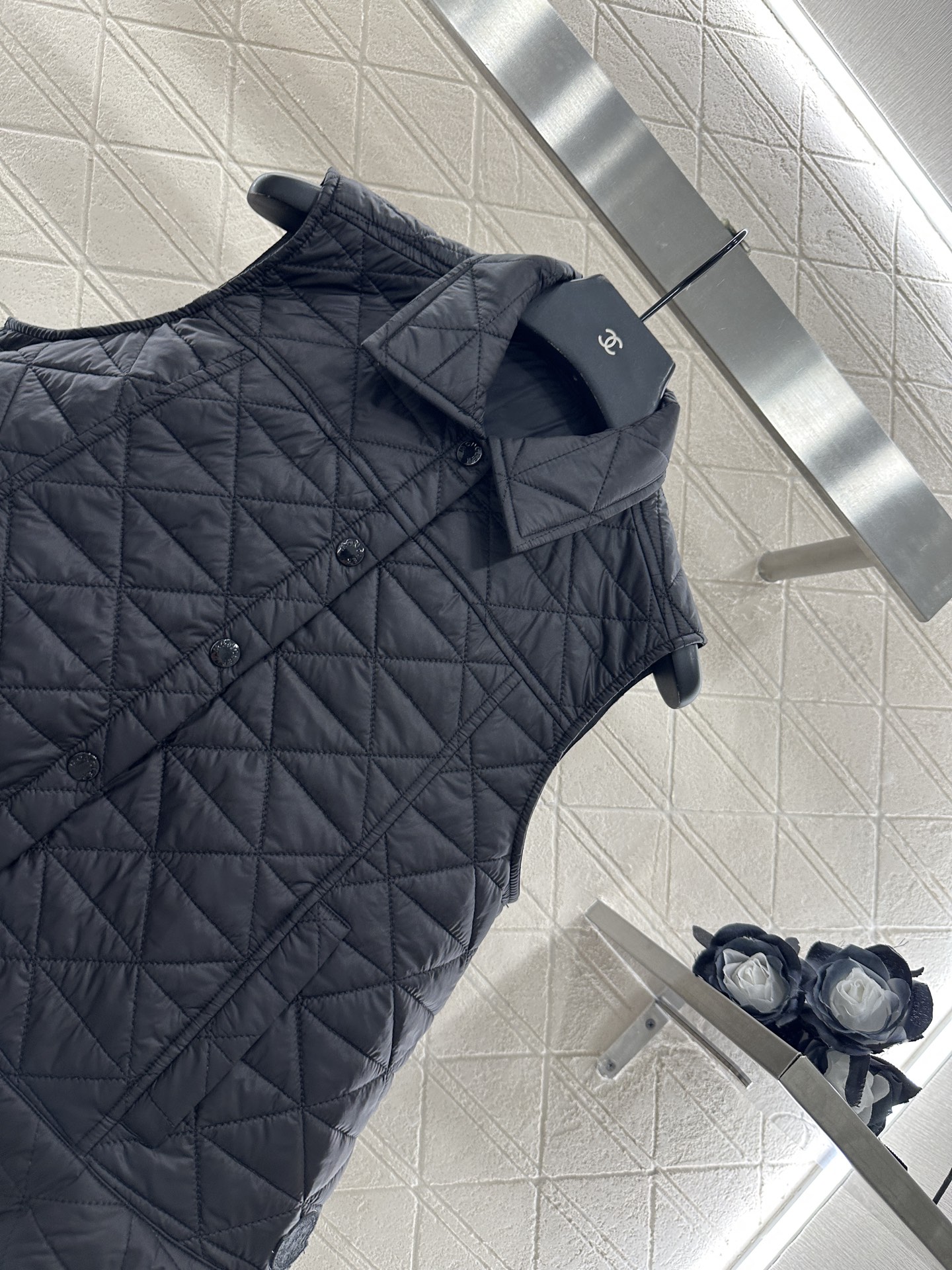 ♥Moncle*♥2025新品上架
     A摆藤格纹棉服马甲
定制YB防风防水尼龙材质 羽绒棉填充内