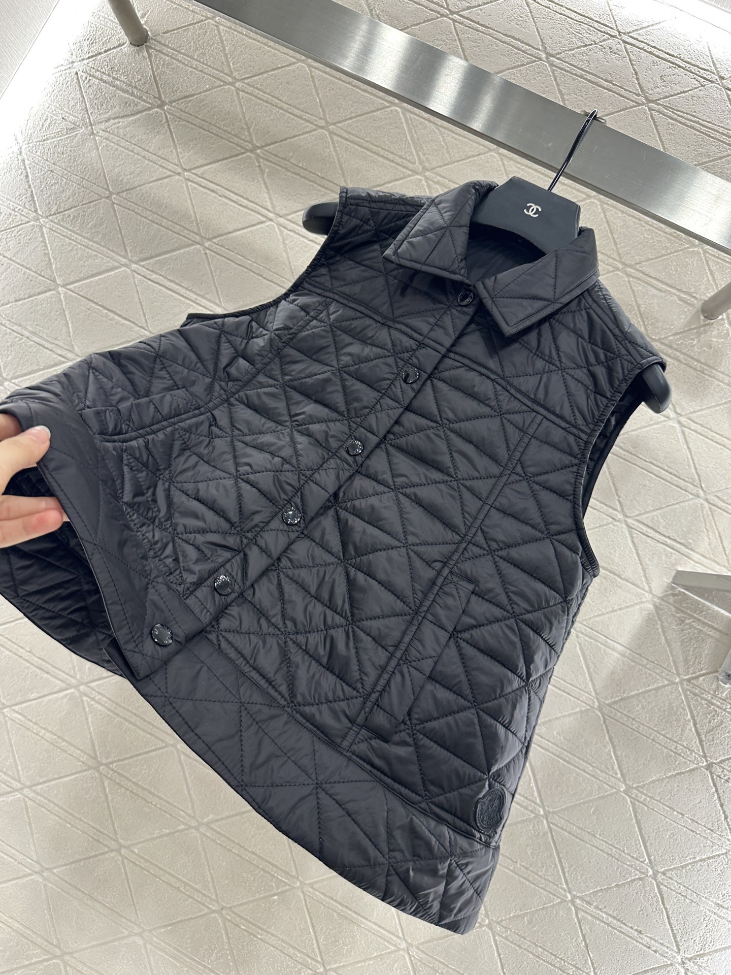 ♥Moncle*♥2025新品上架
     A摆藤格纹棉服马甲
定制YB防风防水尼龙材质 羽绒棉填充内