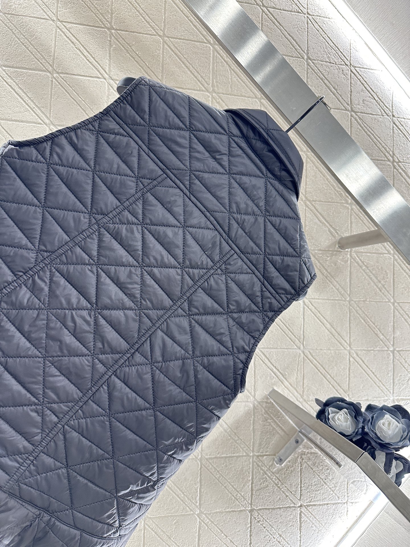 ♥Moncle*♥2025新品上架
     A摆藤格纹棉服马甲
定制YB防风防水尼龙材质 羽绒棉填充内