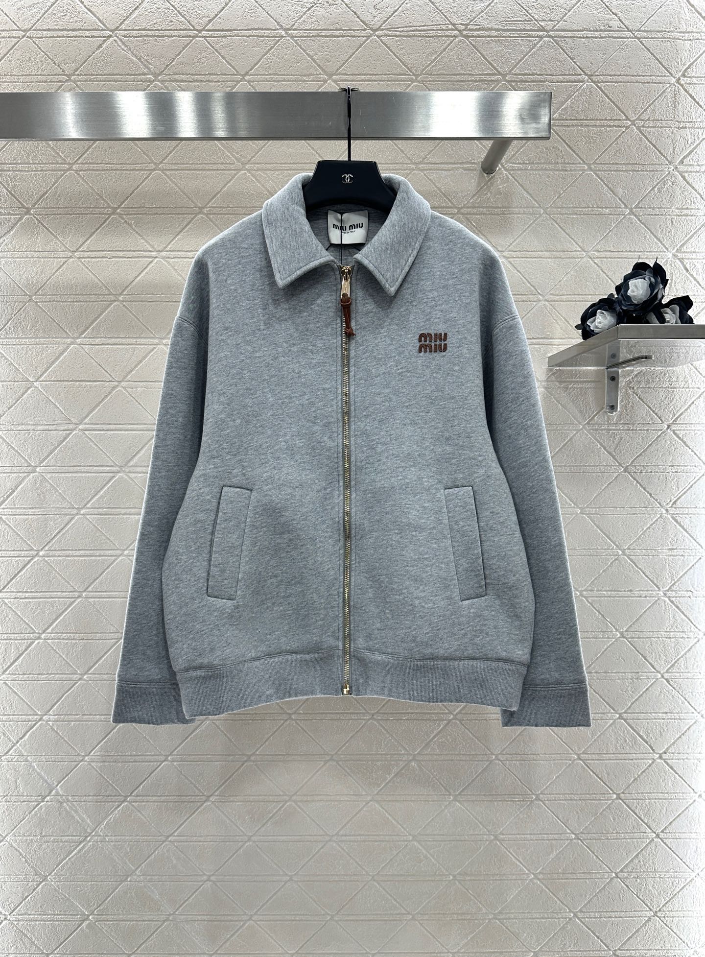 ♥Miumi*♥2025新品上架
     翻领廓形外套
定制YB斜纹全棉材质 质感高级 分量十足 廓形