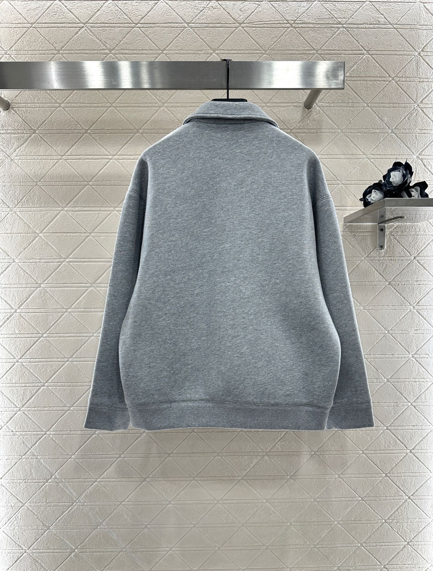 ♥Miumi*♥2025新品上架
     翻领廓形外套
定制YB斜纹全棉材质 质感高级 分量十足 廓形