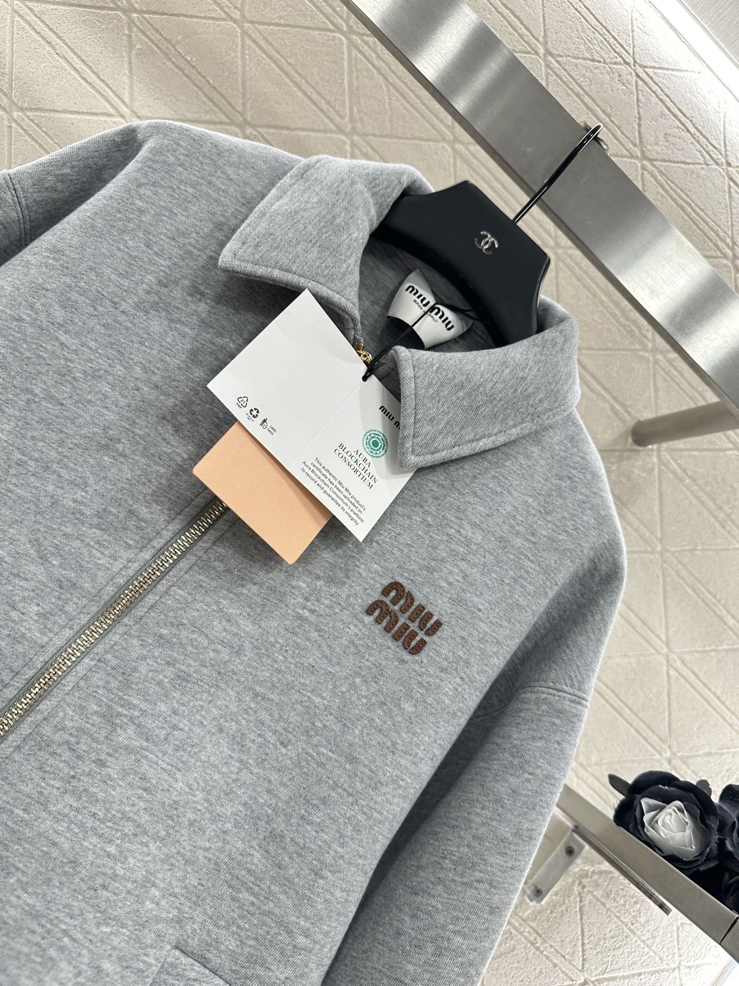 ♥Miumi*♥2025新品上架
     翻领廓形外套
定制YB斜纹全棉材质 质感高级 分量十足 廓形