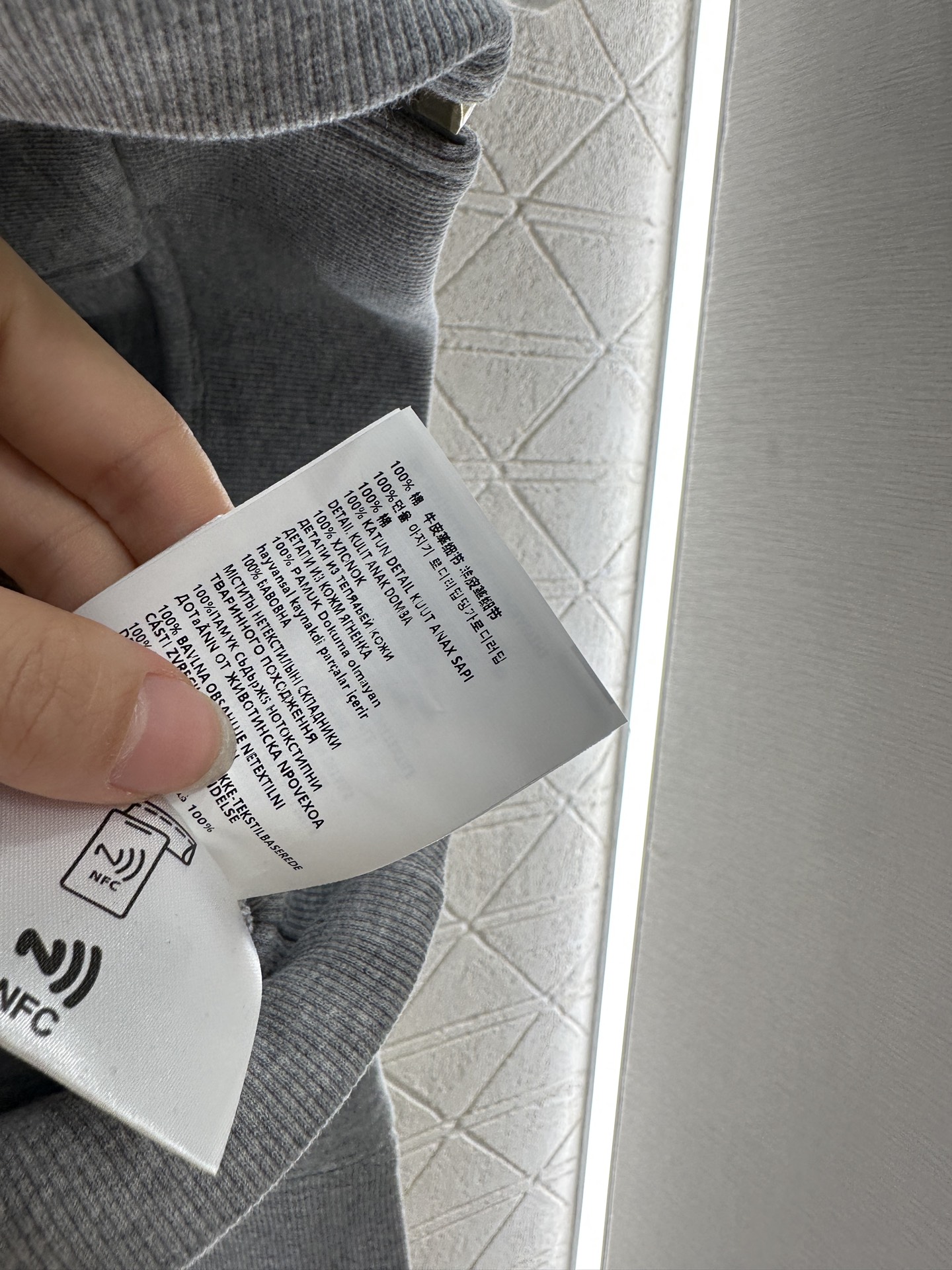 ♥Miumi*♥2025新品上架
     翻领廓形外套
定制YB斜纹全棉材质 质感高级 分量十足 廓形