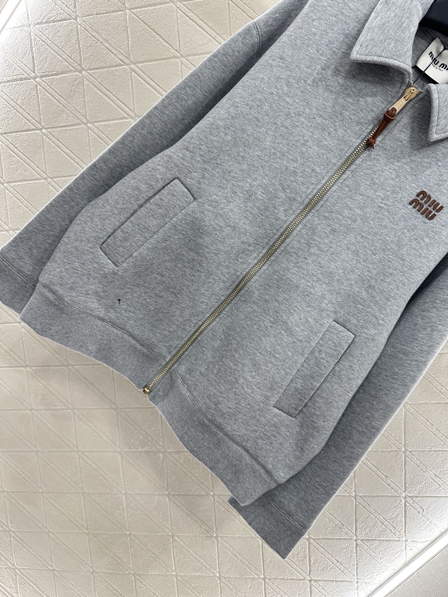 ♥Miumi*♥2025新品上架
     翻领廓形外套
定制YB斜纹全棉材质 质感高级 分量十足 廓形