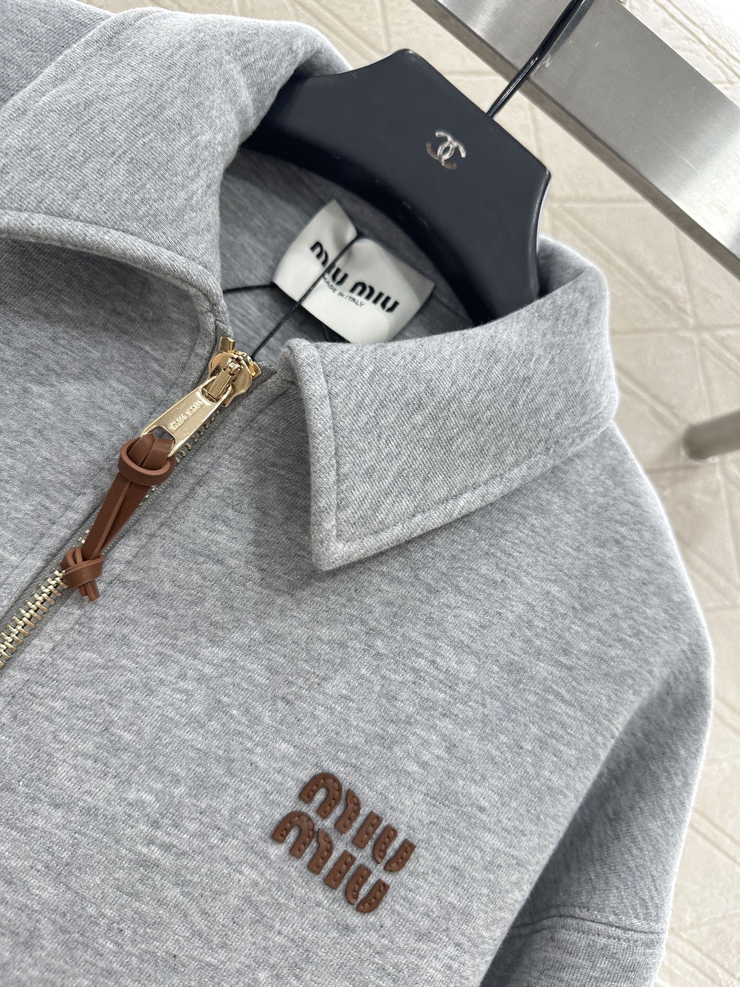 ♥Miumi*♥2025新品上架
     翻领廓形外套
定制YB斜纹全棉材质 质感高级 分量十足 廓形