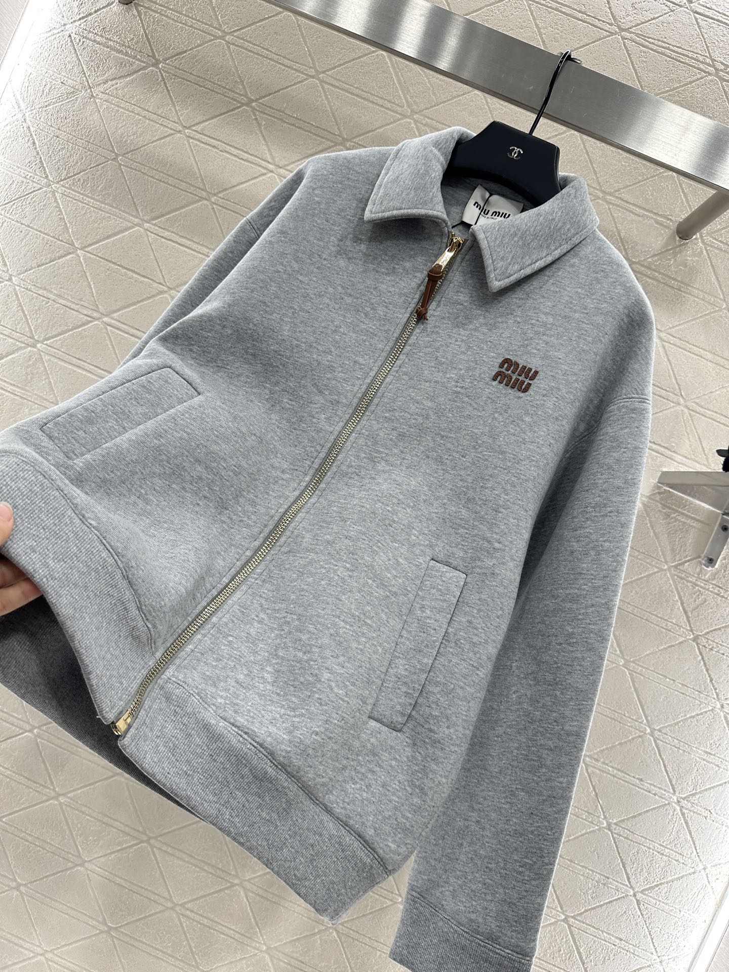 ♥Miumi*♥2025新品上架
     翻领廓形外套
定制YB斜纹全棉材质 质感高级 分量十足 廓形