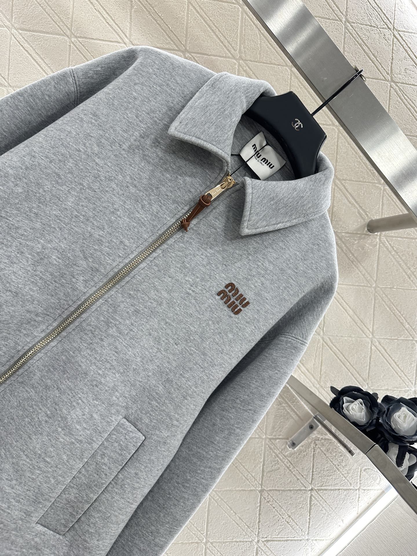 ♥Miumi*♥2025新品上架
     翻领廓形外套
定制YB斜纹全棉材质 质感高级 分量十足 廓形