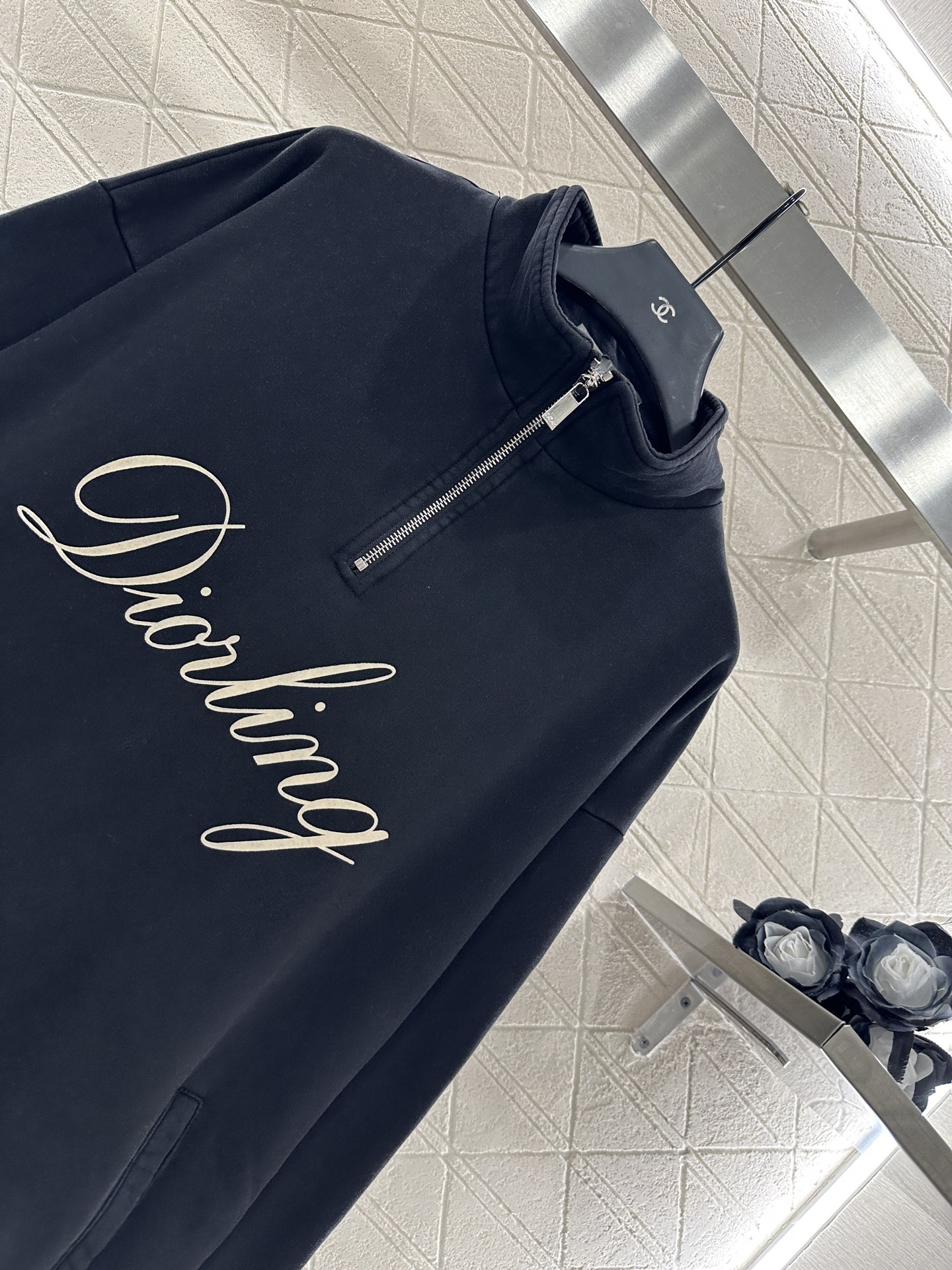 ♥Dio*♥2025新品上架
     拉链刺绣卫衣
定制YB原生全棉材质 质感高级 久洗不易变形起球 