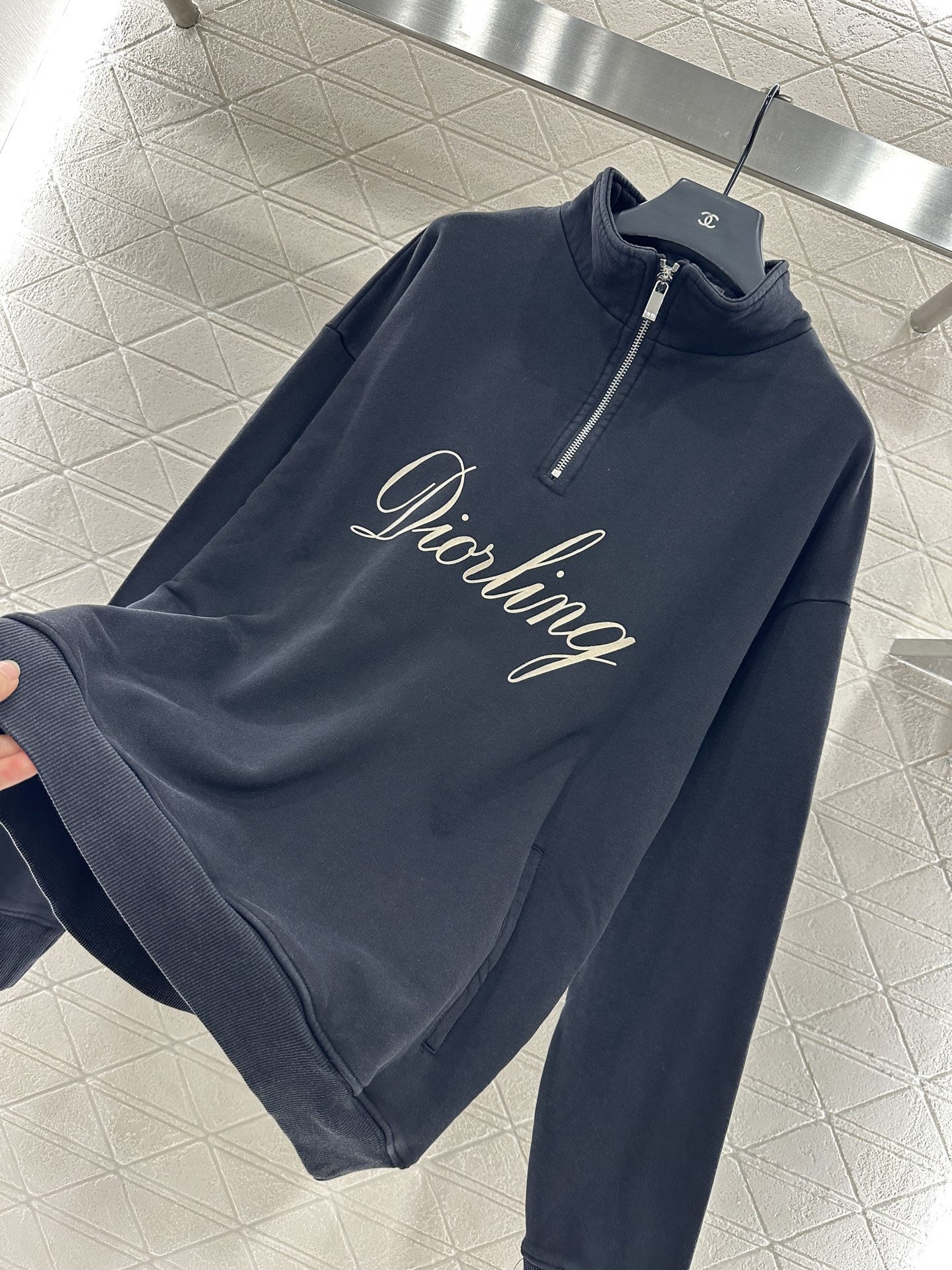 ♥Dio*♥2025新品上架
     拉链刺绣卫衣
定制YB原生全棉材质 质感高级 久洗不易变形起球 