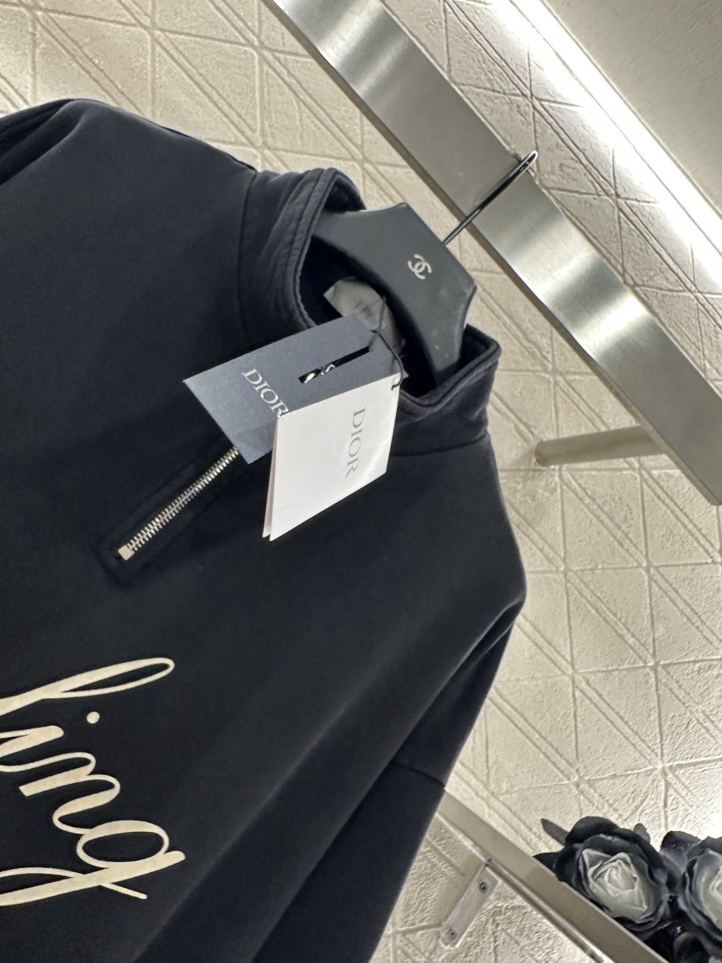 ♥Dio*♥2025新品上架
     拉链刺绣卫衣
定制YB原生全棉材质 质感高级 久洗不易变形起球 