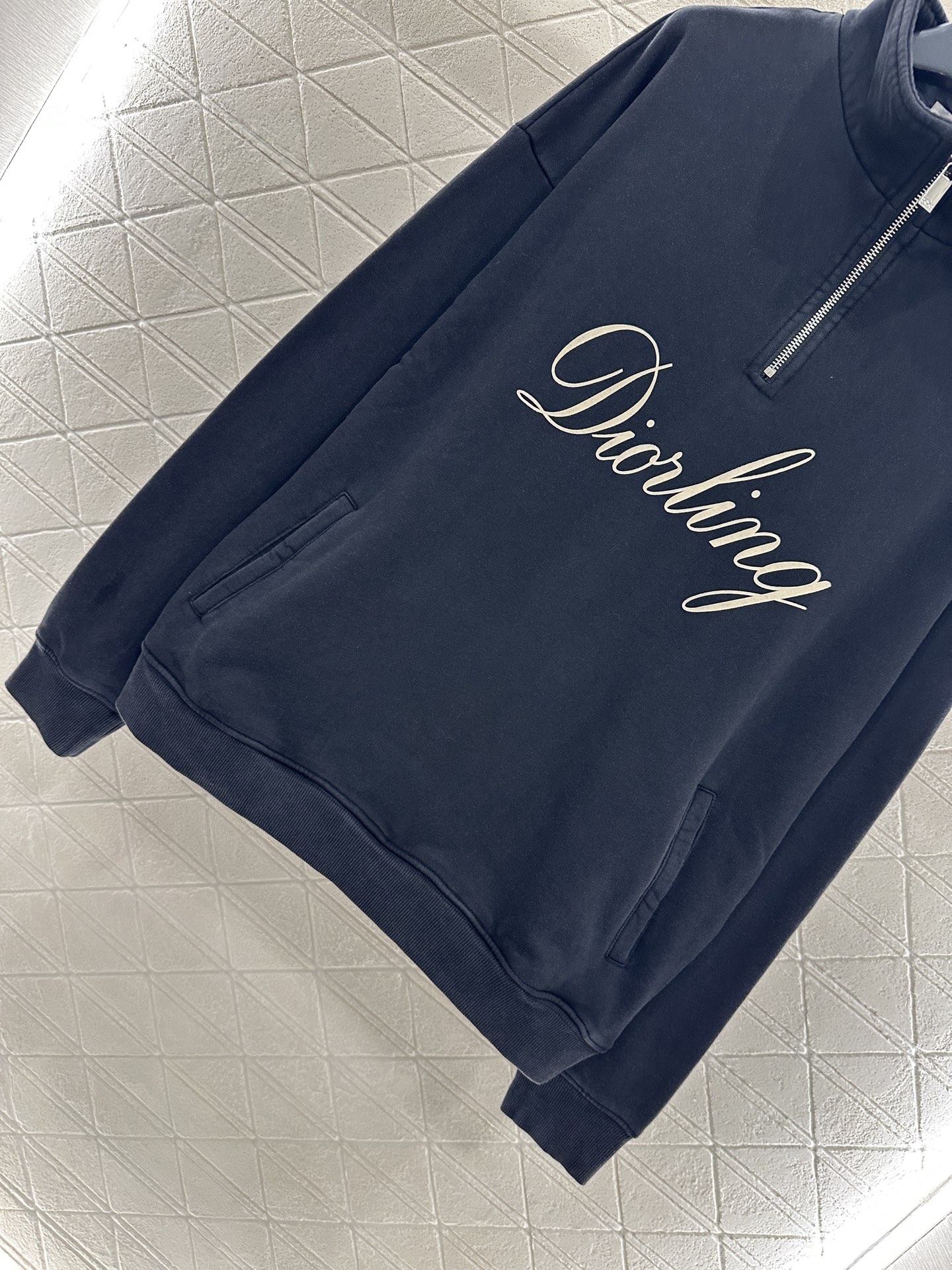 ♥Dio*♥2025新品上架
     拉链刺绣卫衣
定制YB原生全棉材质 质感高级 久洗不易变形起球 