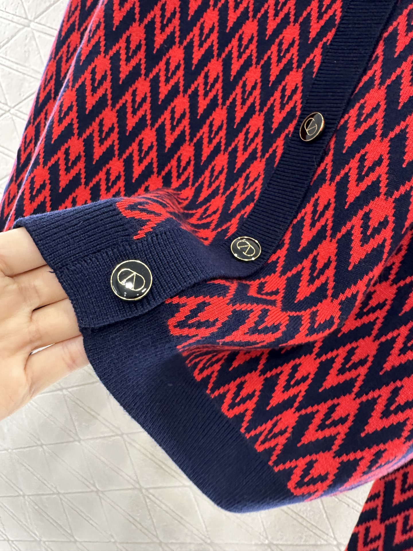 ♥Valentin*♥2025新品上架 圆领提花针织开衫定制YB羊毛纱线织造 质感细腻 穿搭舒适 圆领针